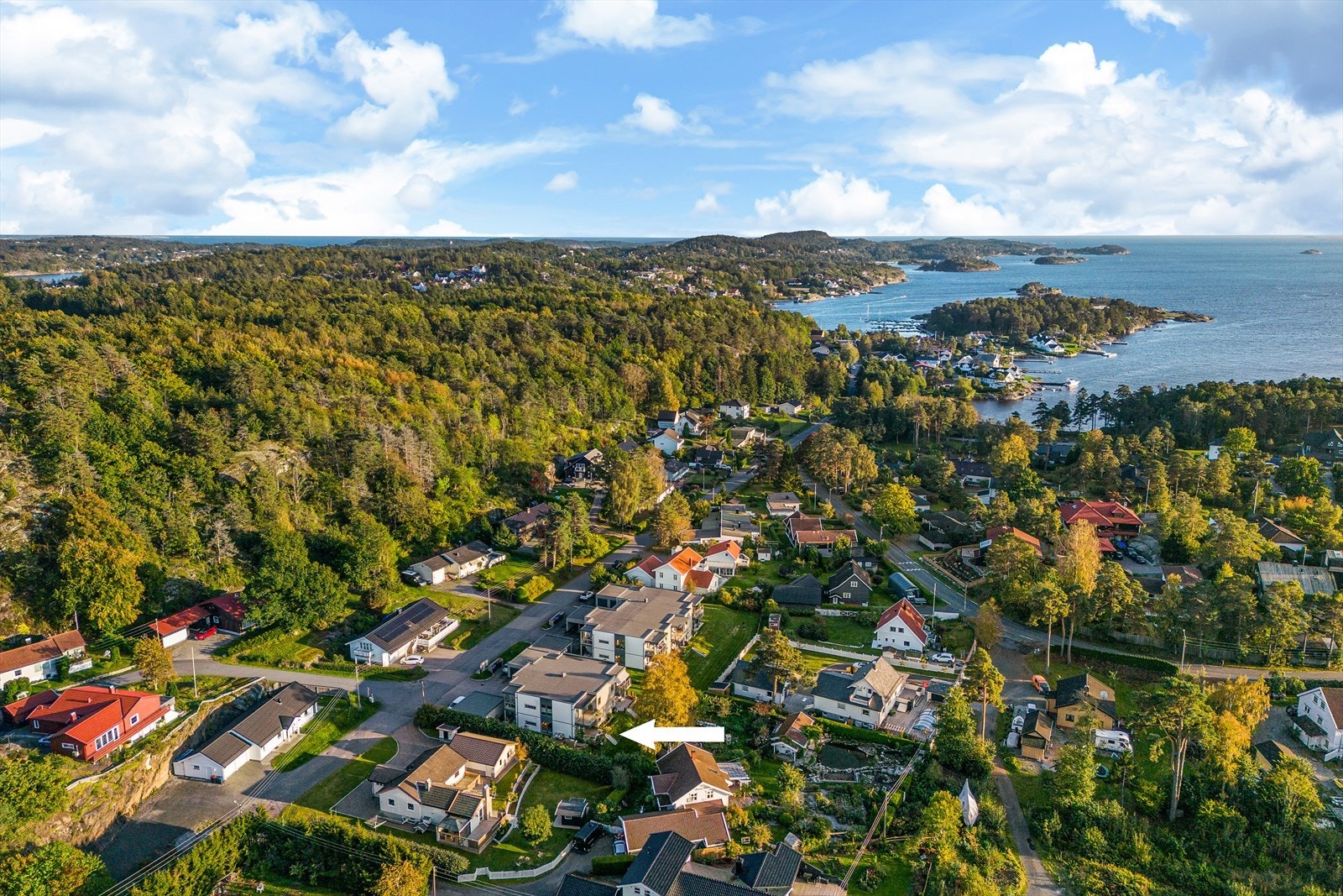 Flotte turstier i skog og mark, samt fine turmuligheter langs sjøen, ligger i umiddelbar nærhet til boligen. Galleribilde