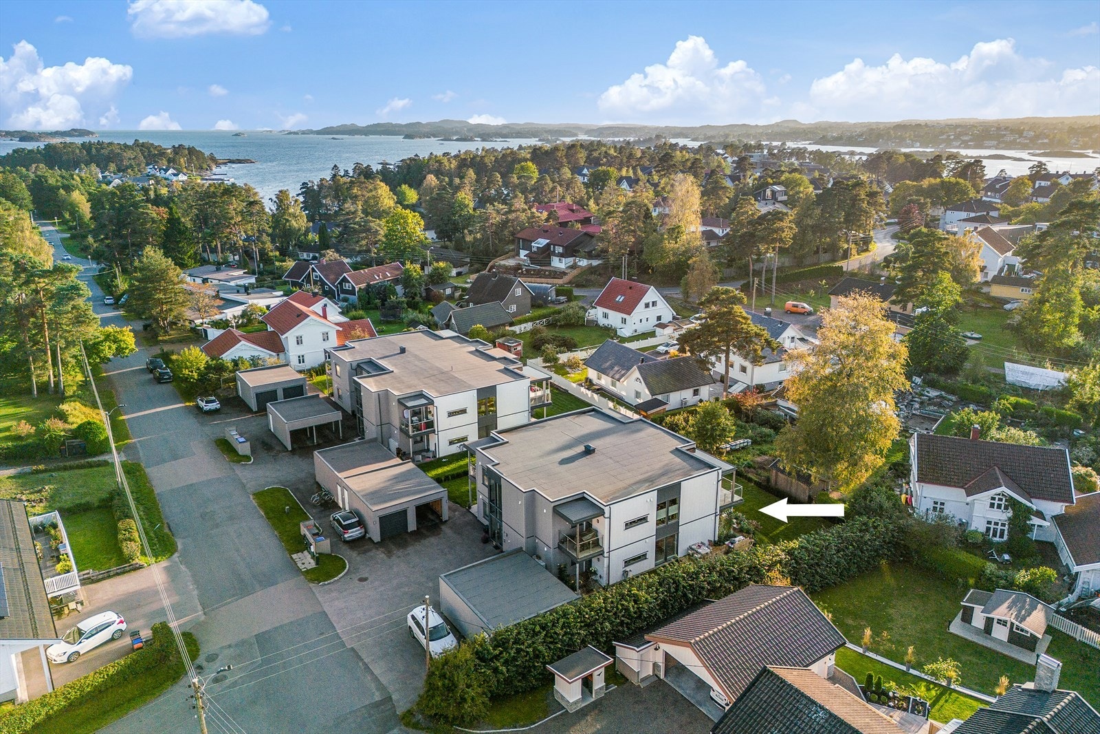 Borettslaget har en pent opparbeidet og velholdt eiet tomt på hele 1 112 m², bestående av asfalterte parkeringsarealer, grønne fellesområder og hyggelige uteplasser som skaper et svært trivelig bomiljø. Galleribilde