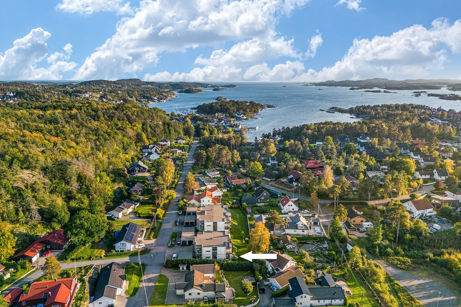 Herfra er det kort gangavstand til sjøen med flotte bademuligheter ved Asnes, Korsvik og Tangen. Galleribilde