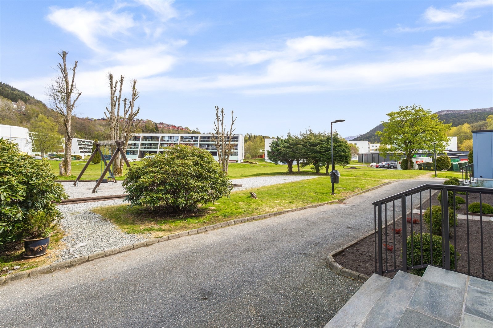 Her er det bilfrie gangveier og fortau til både til skole og barnehage. Galleribilde