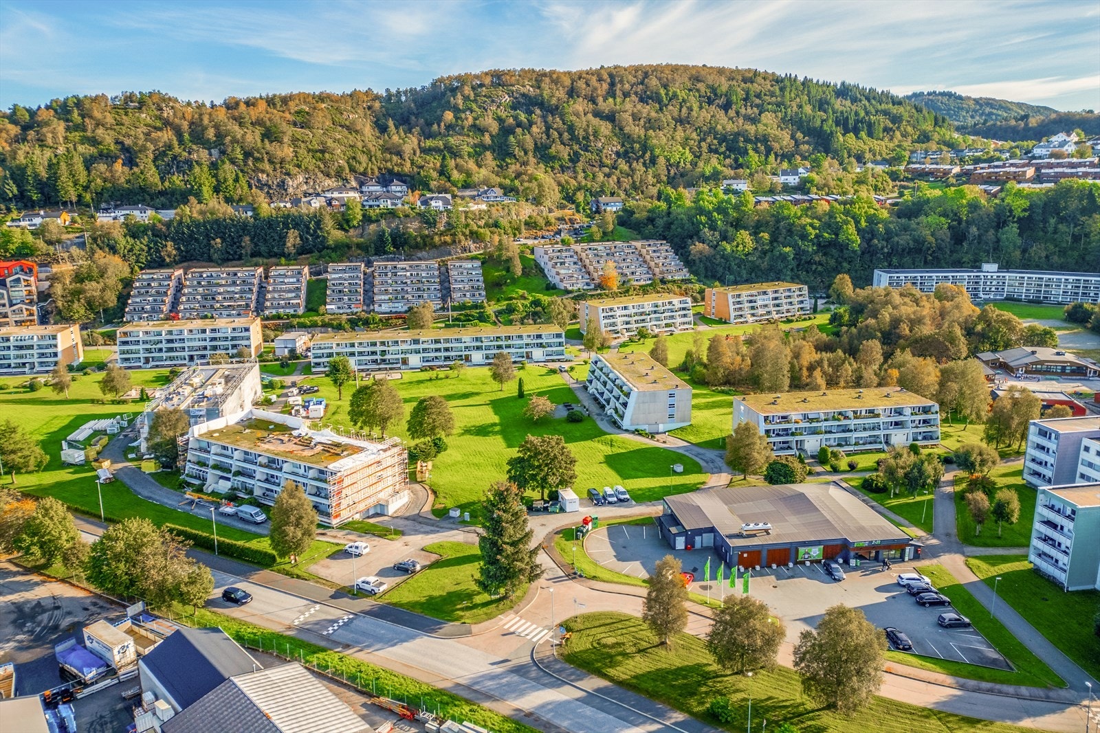 Tomten er felles for borettslaget og er pent opparbeidet med interne veier, parkeringsplasser, lekeplasser og diverse plener og beplantninger. Galleribilde