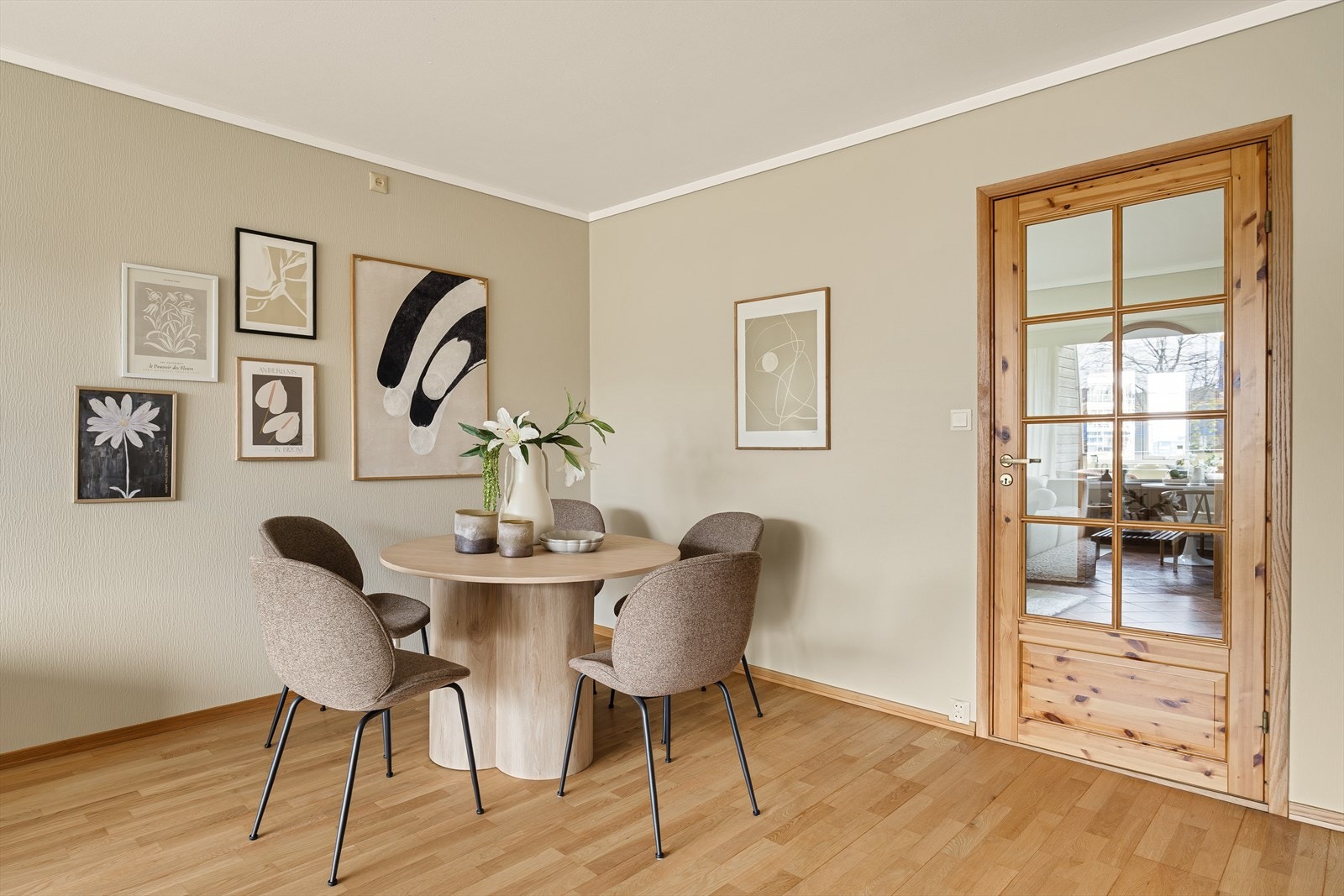 Flott 3-stavs parkett på gulv. Galleribilde
