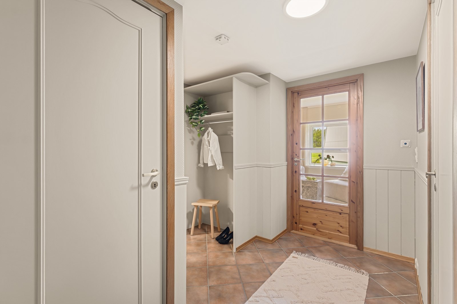 Velkommen inn i en lys og romslig gang. Galleribilde