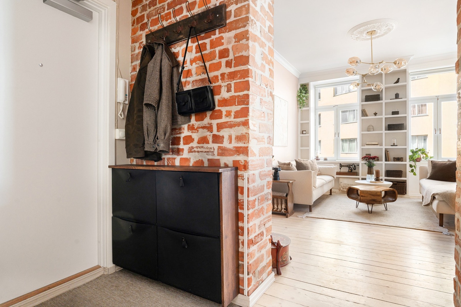 Velkommen inn! Entréen er romslig og praktisk, med god plass til å henge fra seg yttertøy og sko på en enkel og ryddig måte. Galleribilde