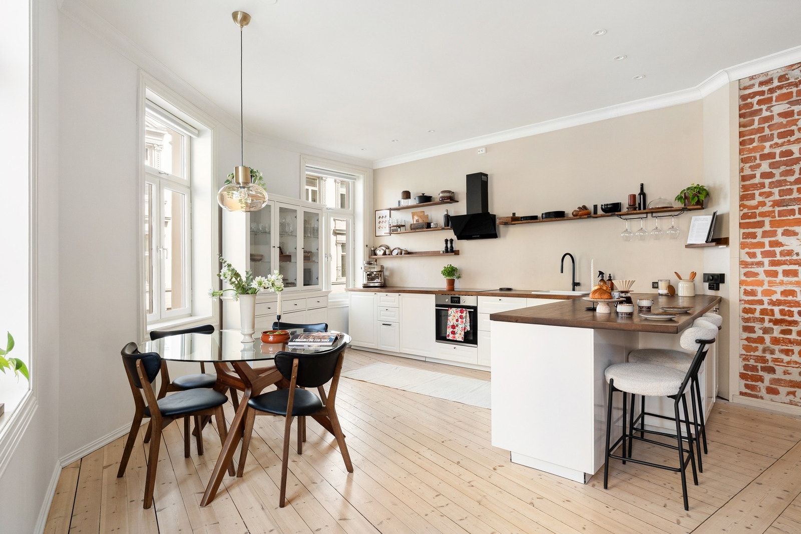 Stort og åpen kjøkkenløsning med god plass til spisebord som rommer flere gjester. Galleribilde