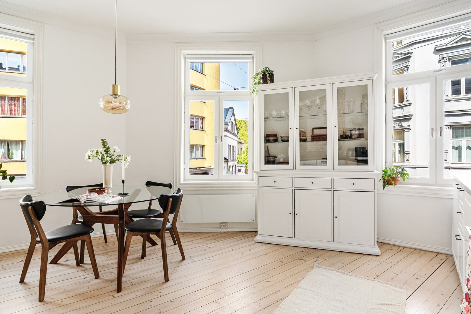 Rekken av store vindusflater gir en fantastisk romfølelse. Galleribilde
