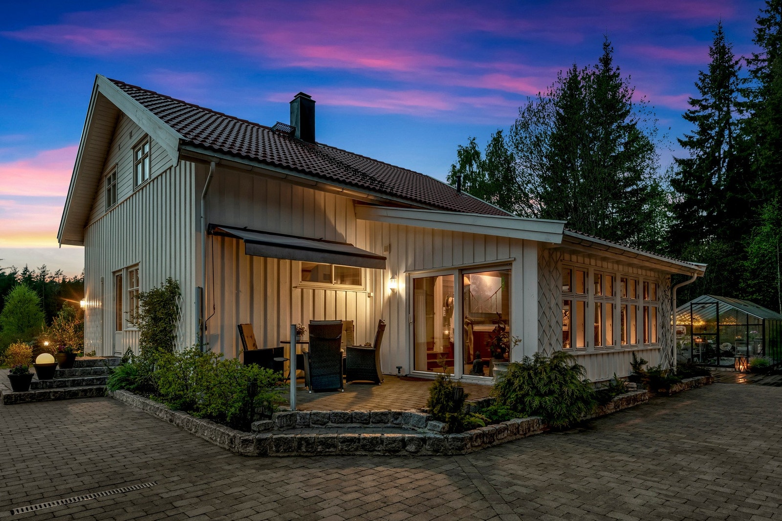 Innbydende og flott sittegruppe med utsiden av huset. Her har man inngang til vinterhagen Galleribilde
