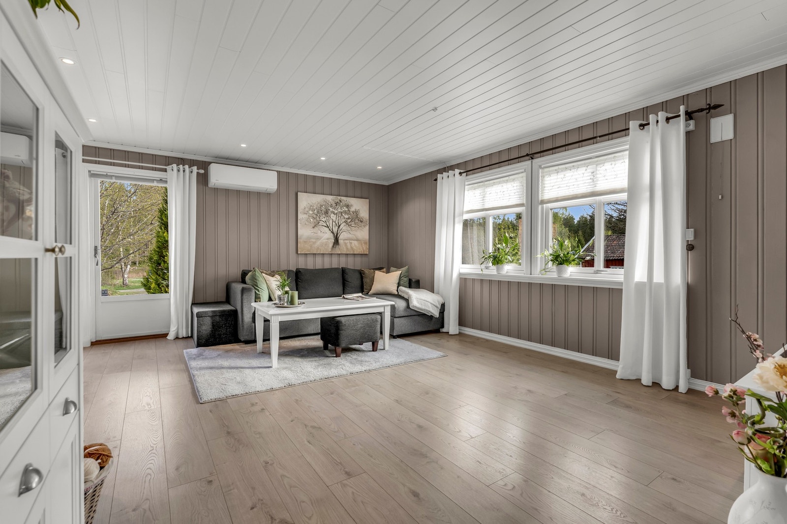 Stor og romslig stue i flere naturlige soner. Det er slitesterk laminat på gulvet. Galleribilde