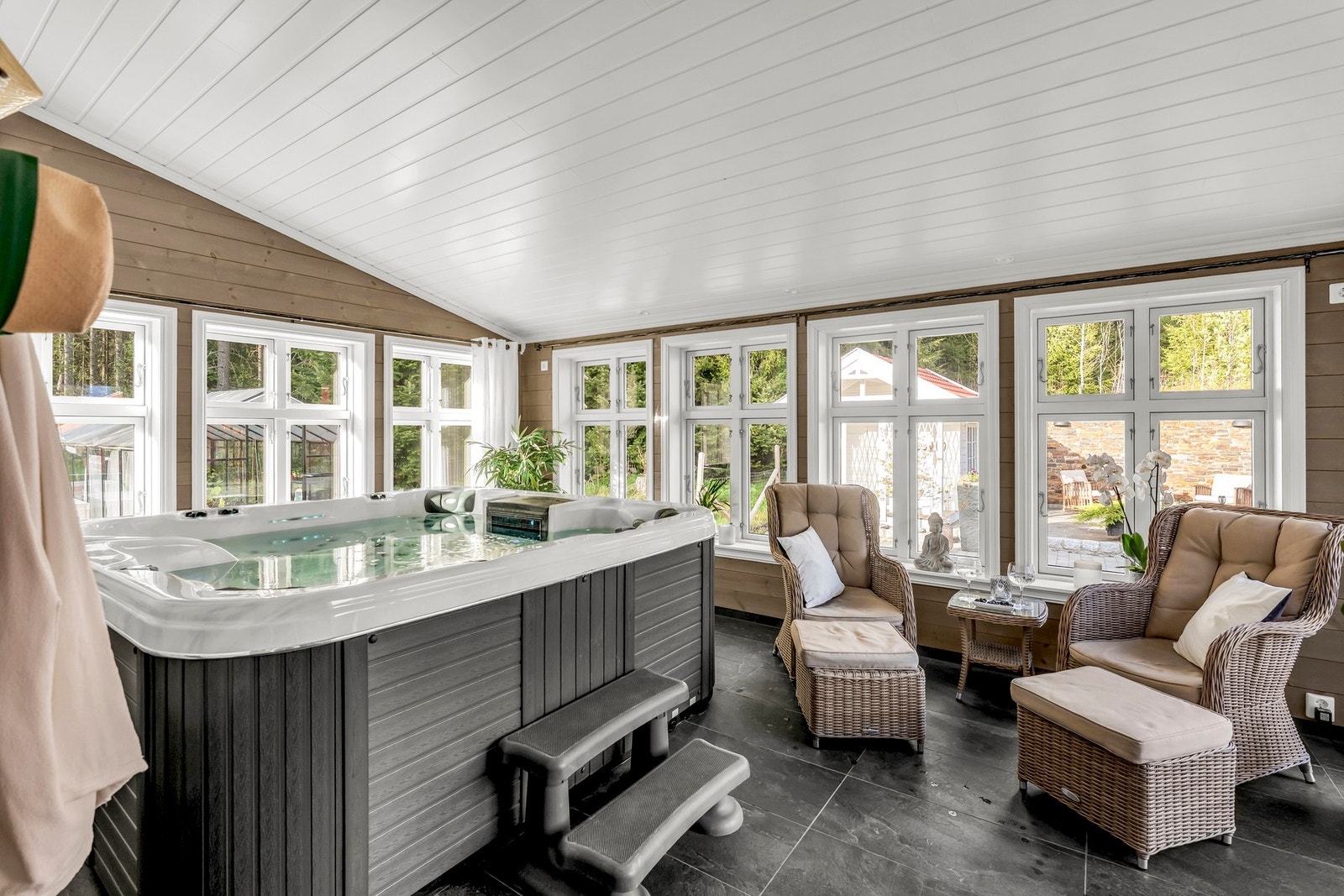 Dette er husets spaavdeling med jacuzzi, varme i gulvet og egen sittegruppe Galleribilde
