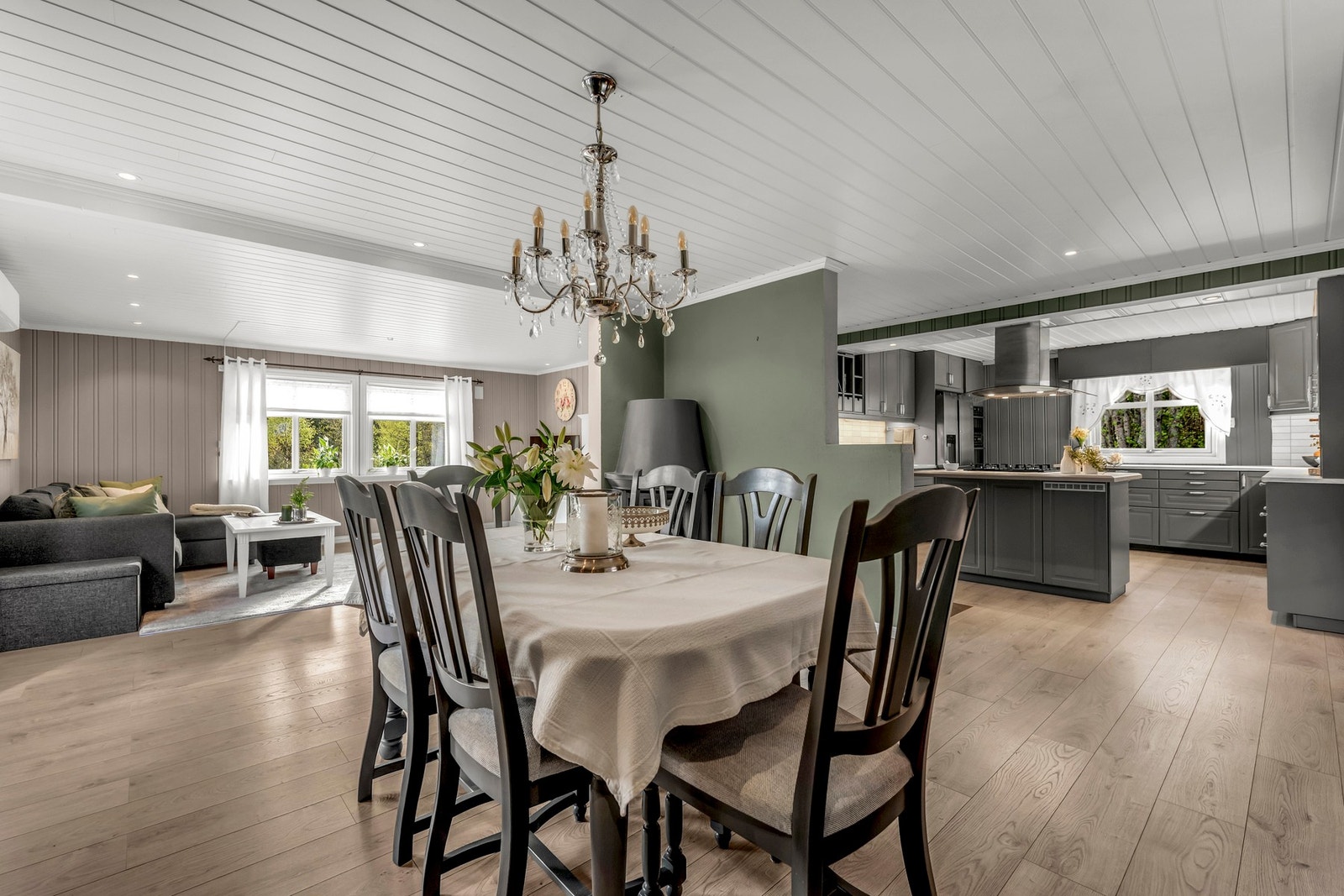 Videre fra stuen har man god plass for en stor spisegruppe til storfamilien Galleribilde
