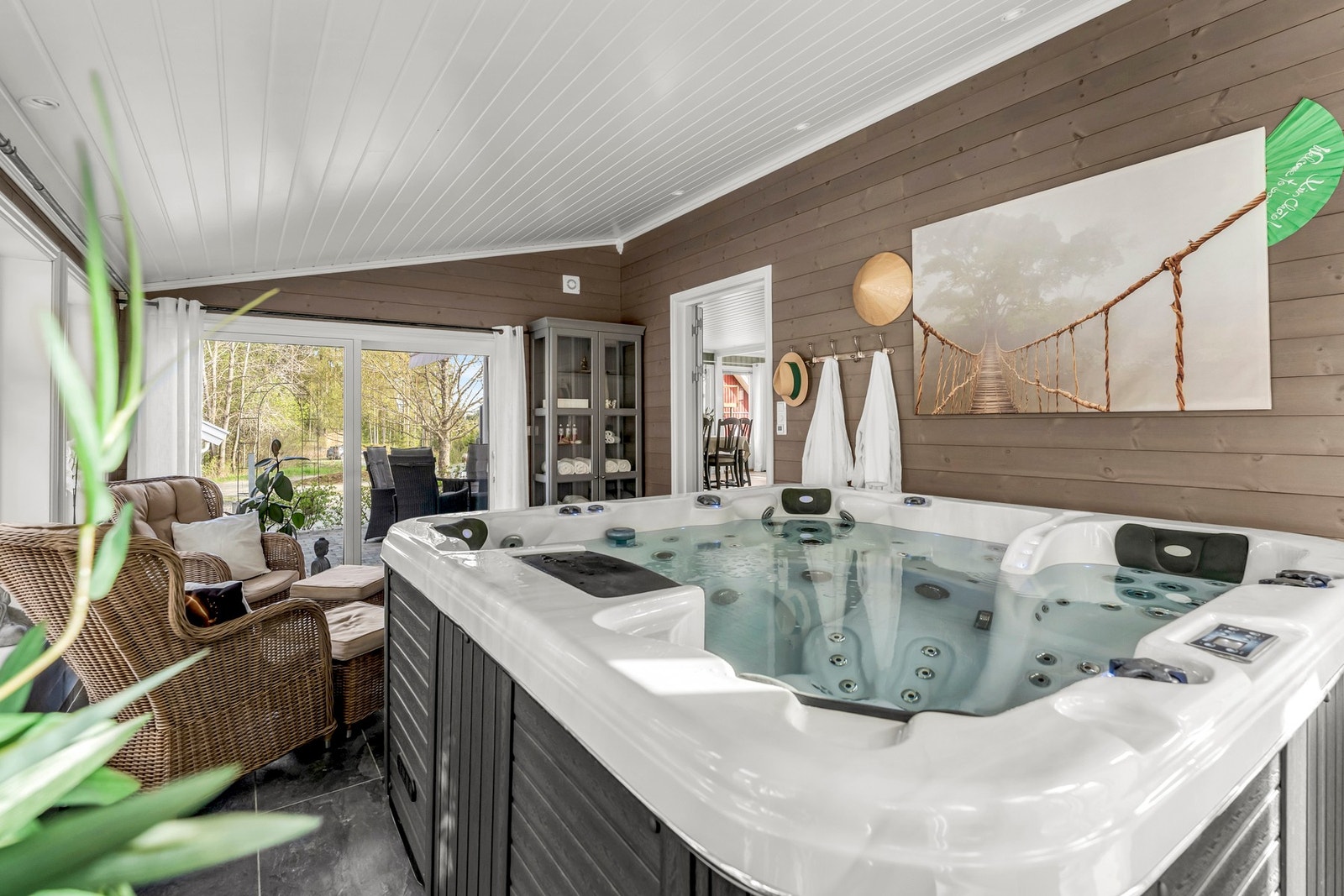 Fra uteplassen har man tilgang til vinterhage med jacuzzi. Galleribilde