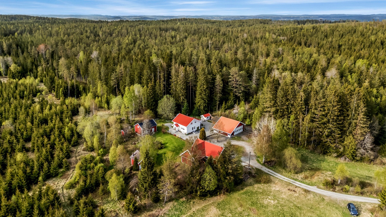 Eiendommen ligger innerst i blindvei i helt usjenerte omgivelser omkranset av skogsareal. Bare 7 km fra Skiptvet sentrum Galleribilde