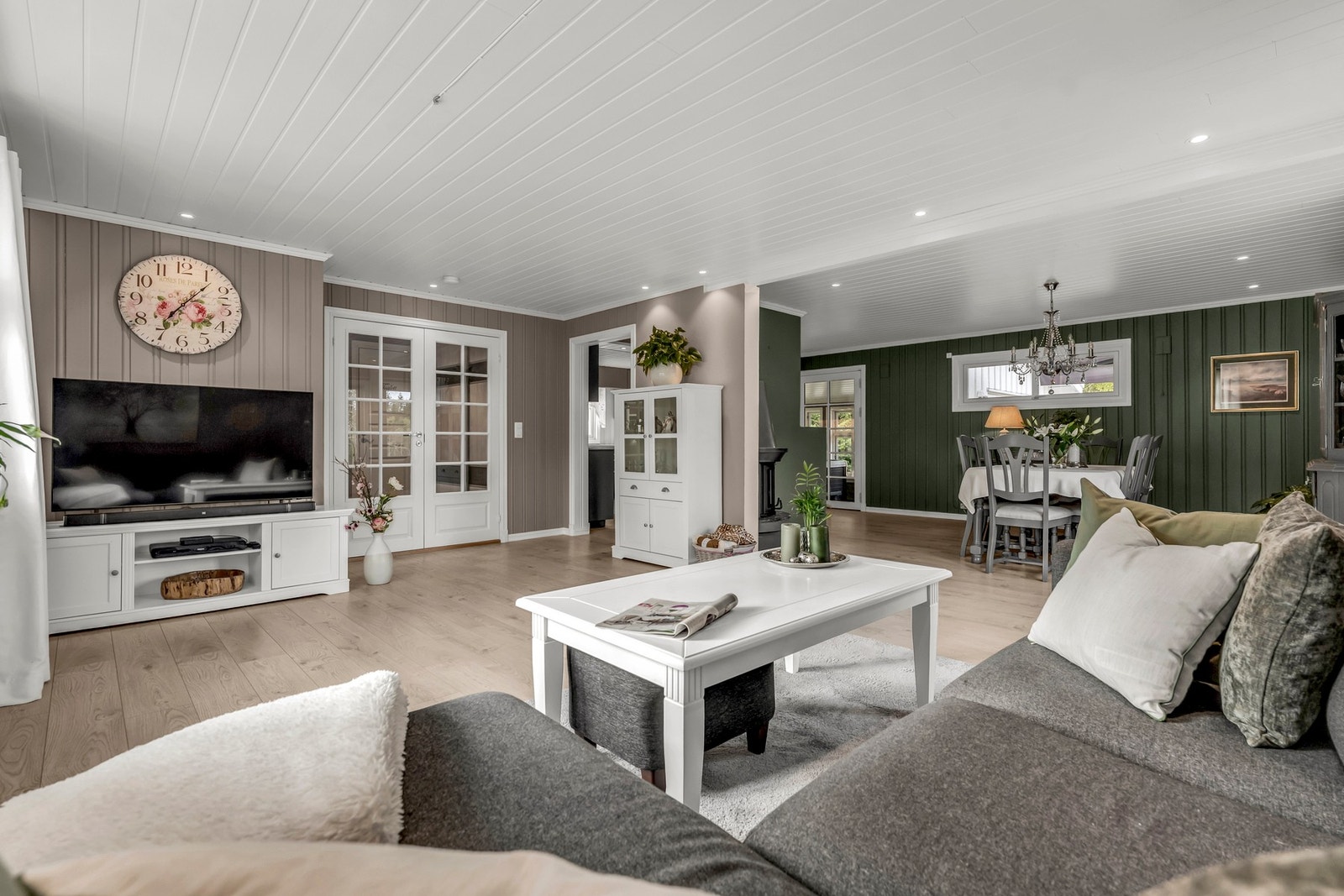 Stuen har god plass for en større sofagruppe Galleribilde