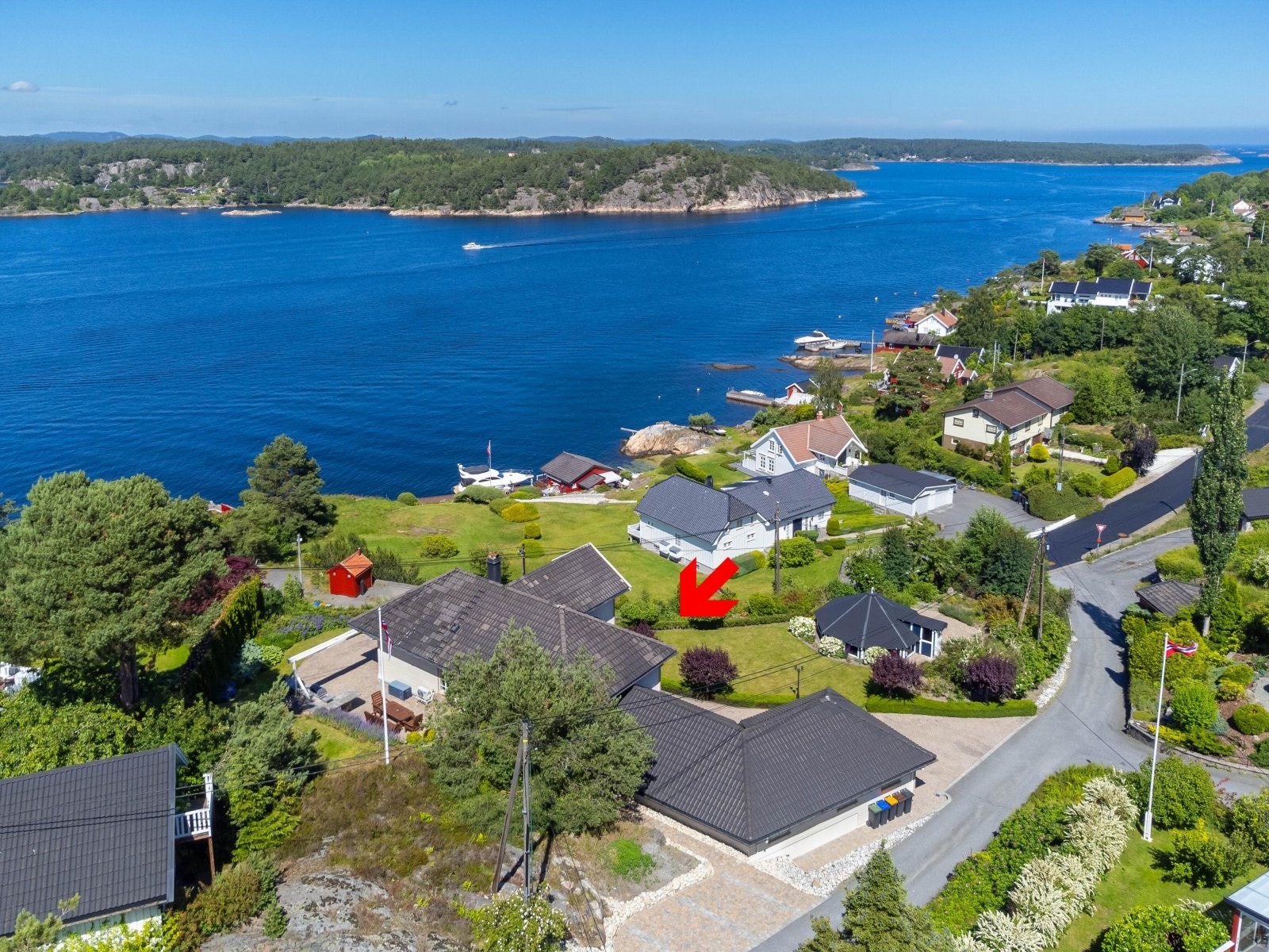 Eiendommen ligger på en høyde med flott utsikt. Galleribilde