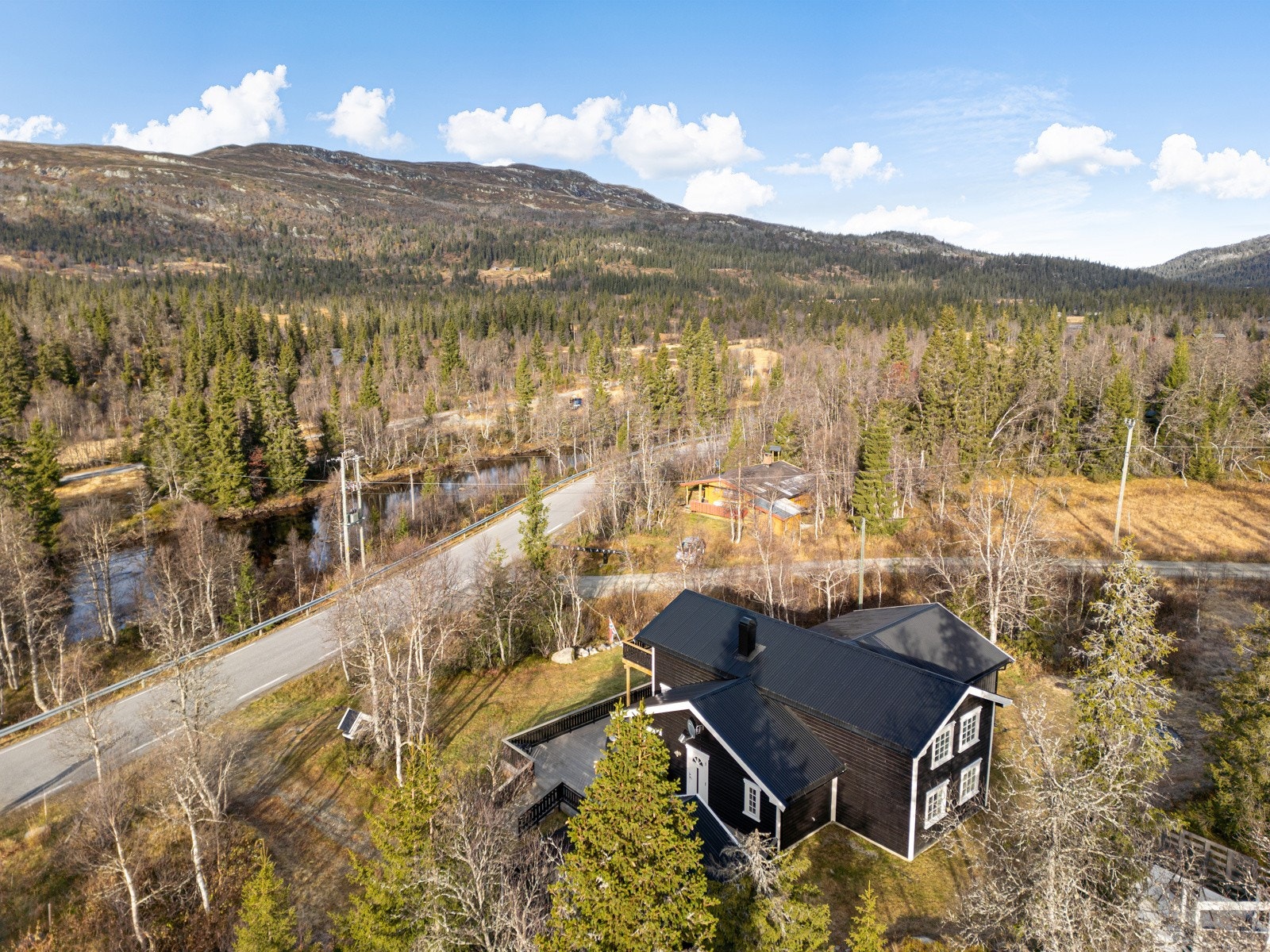 Hytta har fin utsikt mot både elva og fjellet Galleribilde