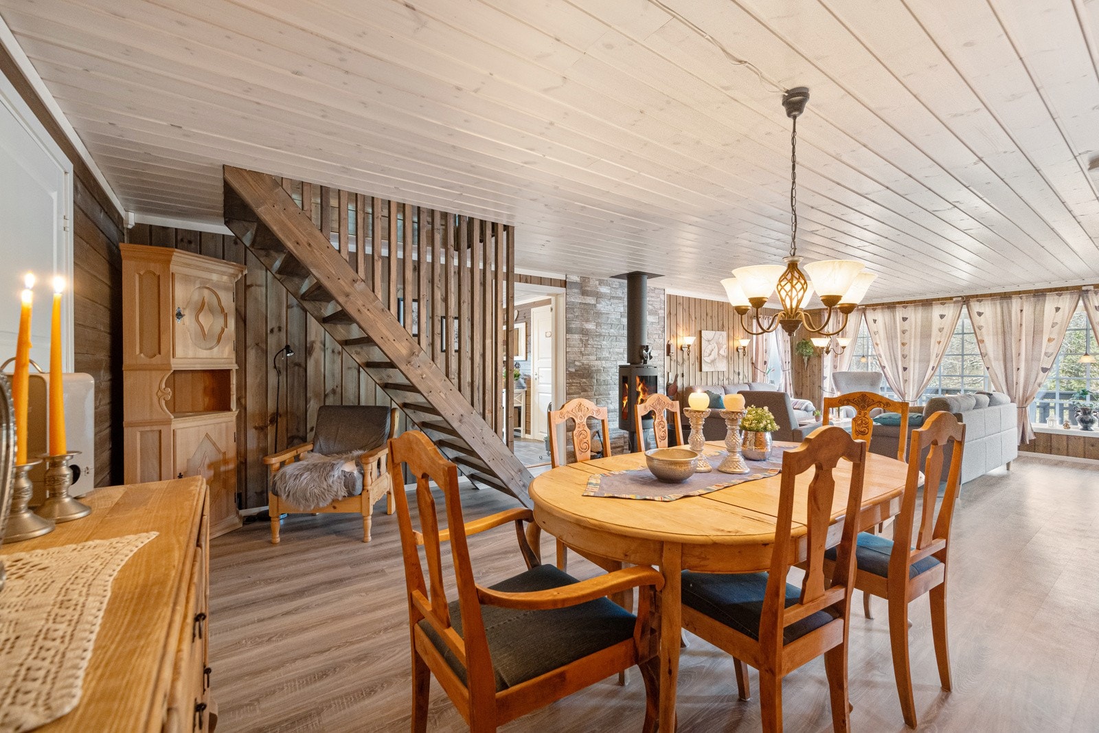 Fra stuen er det trapp opp til loftsetasjen Galleribilde