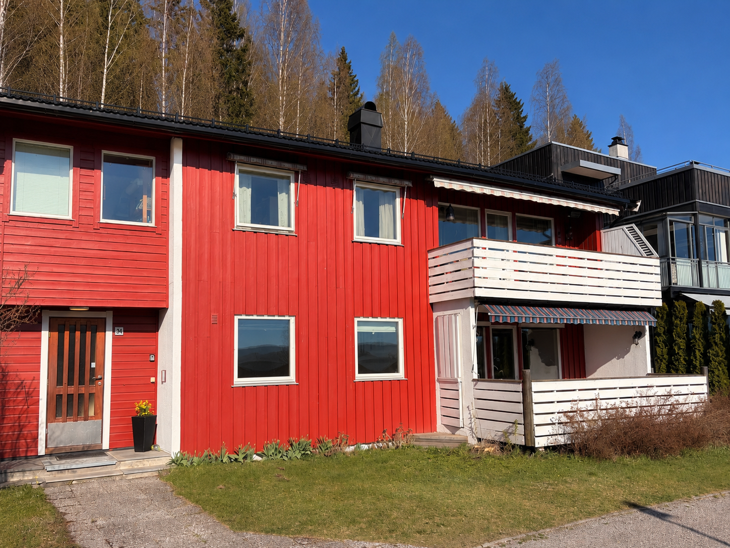 Lys og pen leilighet med trinnfri adkomst i firemannsbolig. Galleribilde