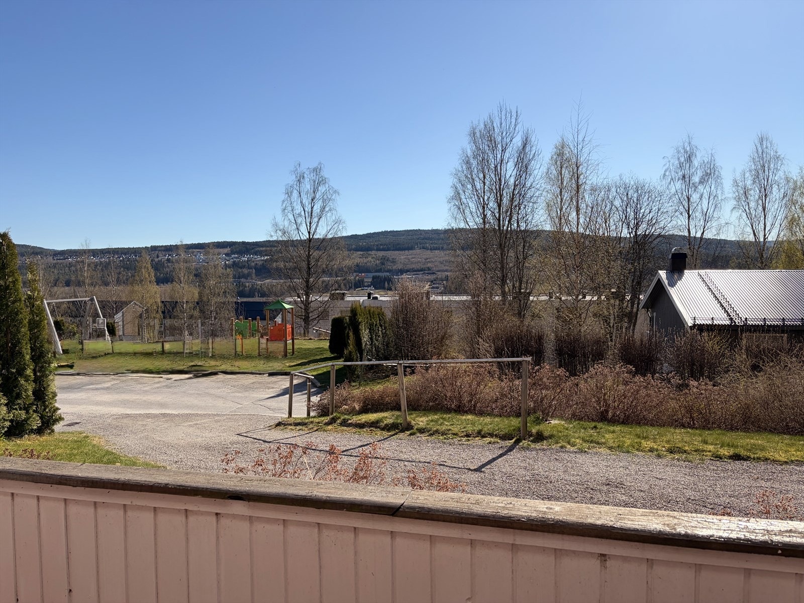 Terrassen har port ut til egen hageflekk, er delvis overbygget og har fin utsikt. Galleribilde