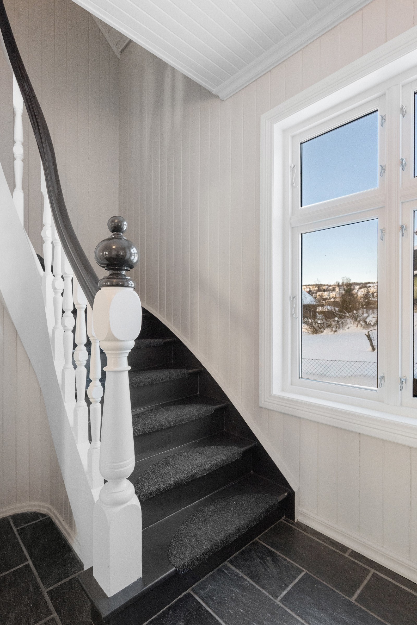 Hall med trapp binder etasjene sammen på en naturlig måte. Galleribilde