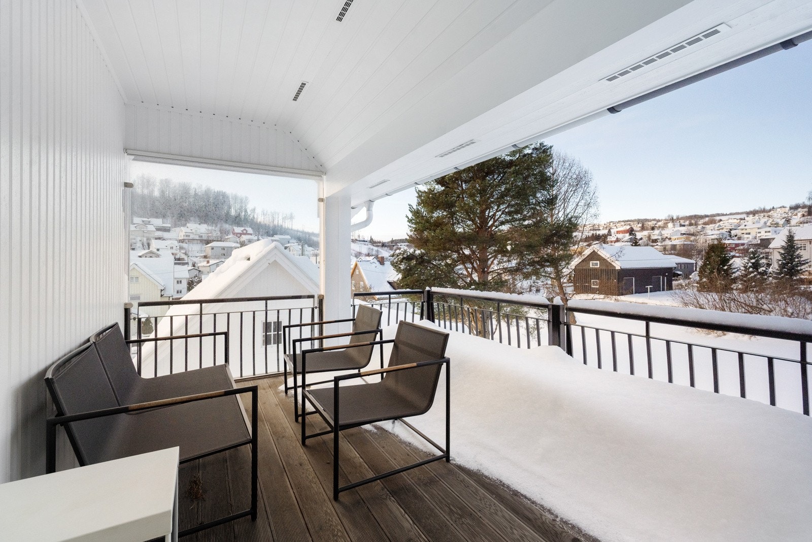 I 2.etg. finnes en balkong med overbygg. Galleribilde