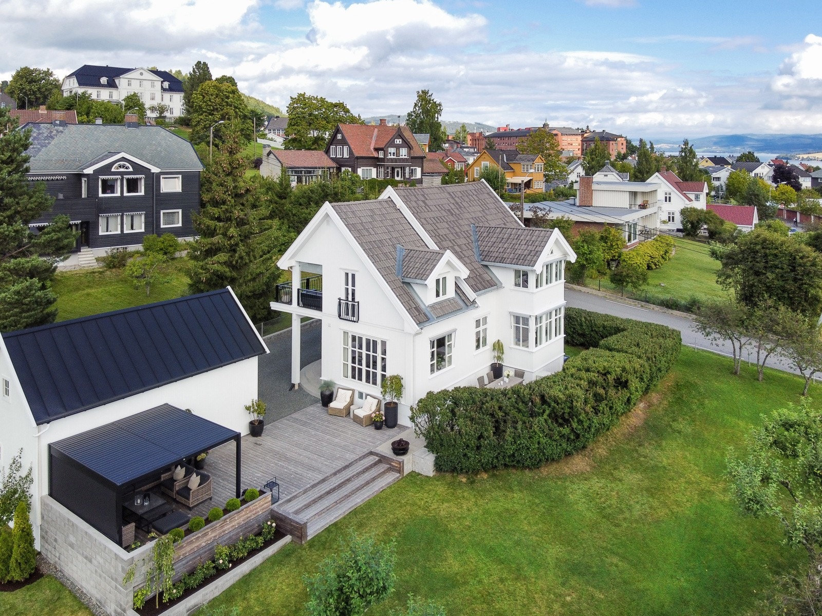 En bolig hvor klassisk arkitektur møter moderne løsninger. Galleribilde