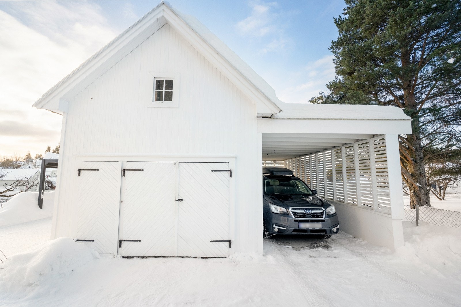 På eiendommen finnes garasje, samt en carport. Galleribilde