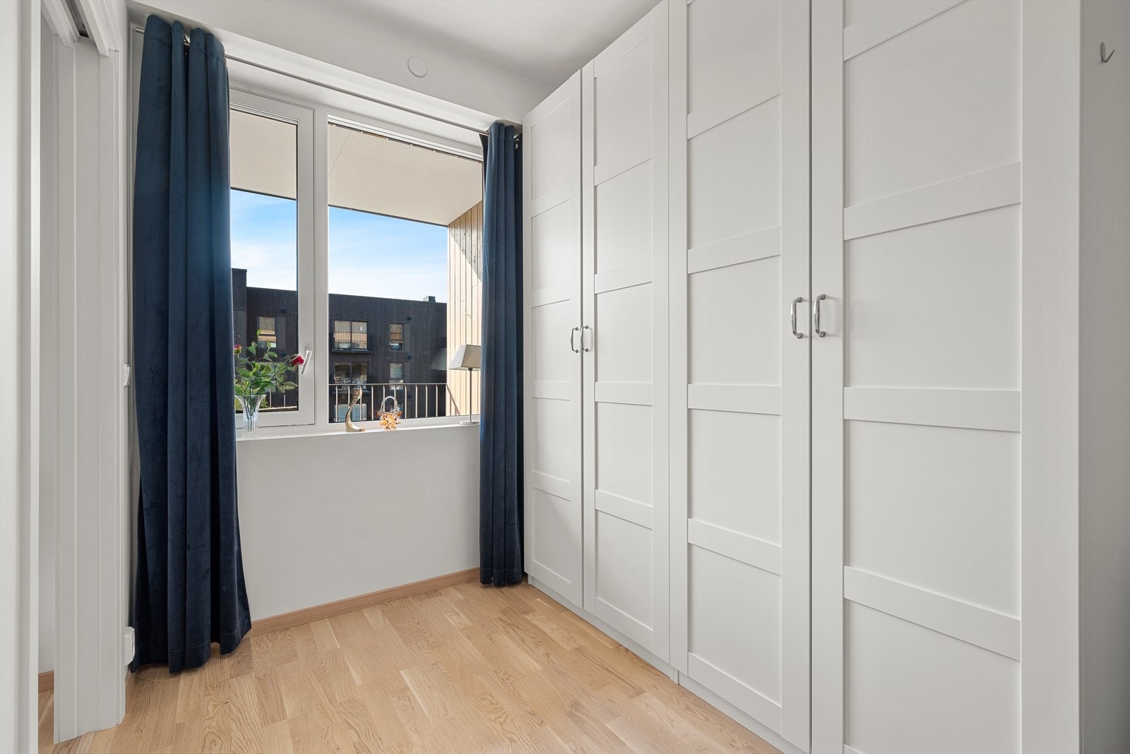 Store vindusflater på soverom, som gir rikelig med naturlig lysinnslipp. Galleribilde