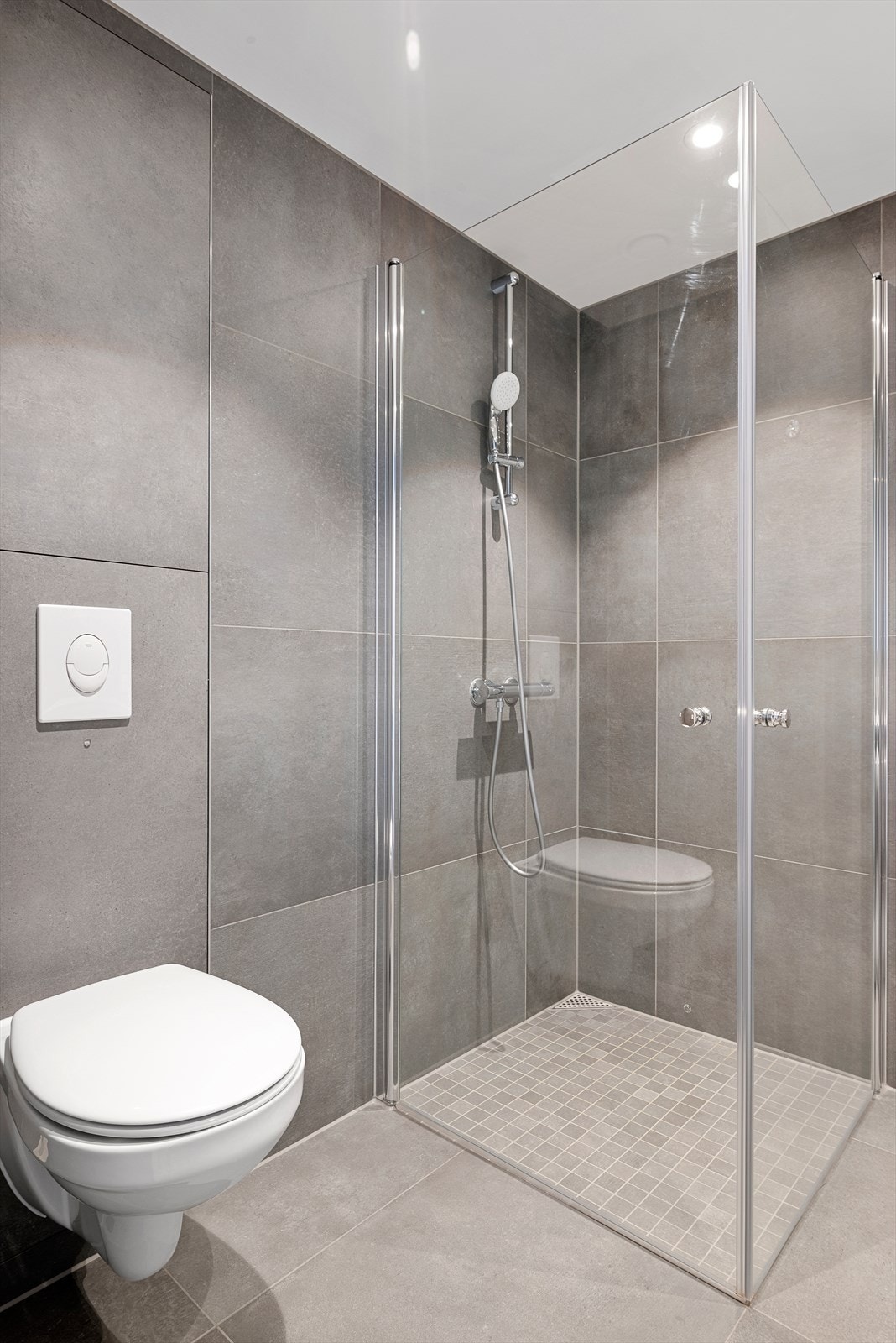 Badet er i stil med resten av leiligheten, pent og tidsriktig innredet. Galleribilde