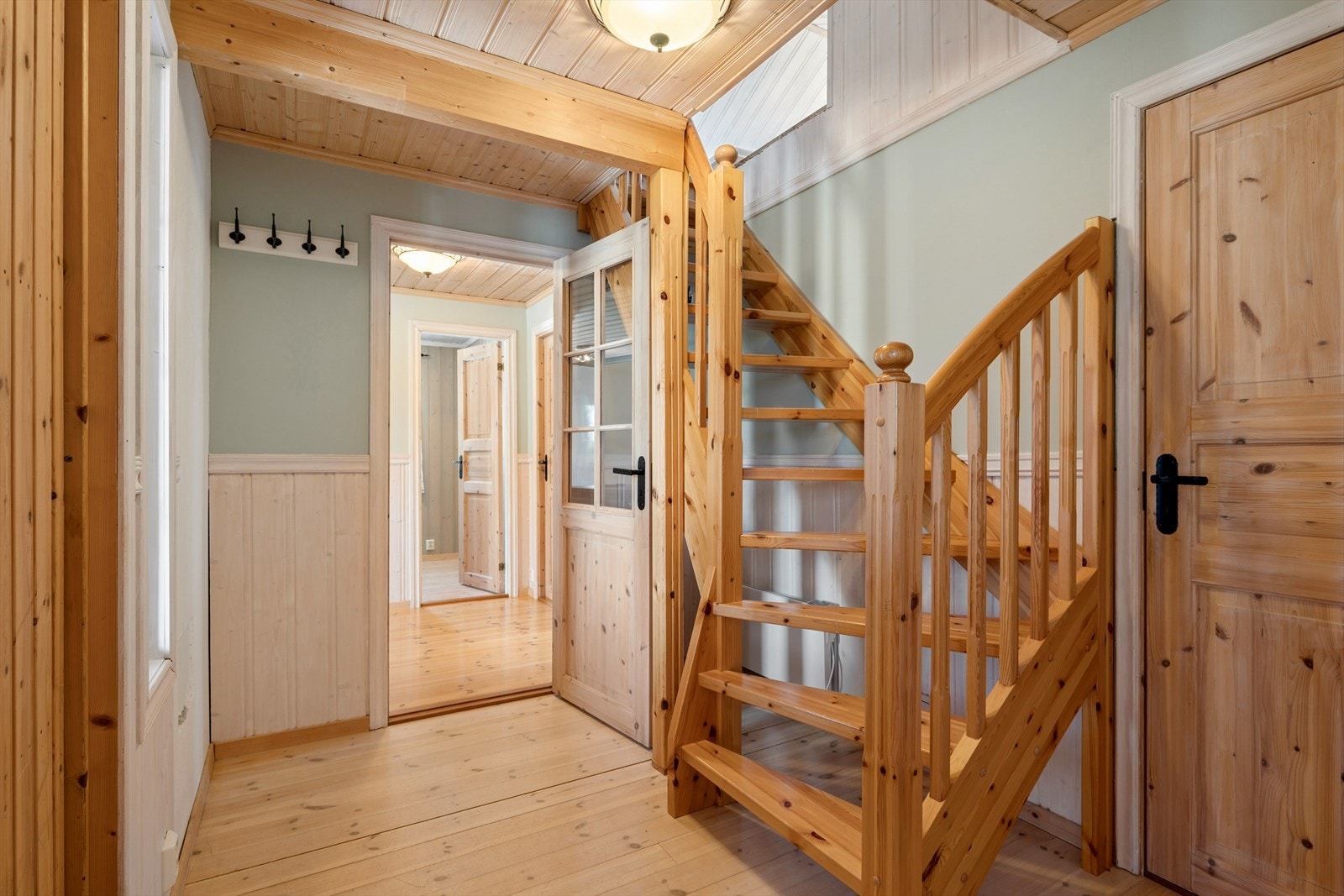 En god standard med innlagt strøm og vann, samt renseanlegg for gråvann. Galleribilde