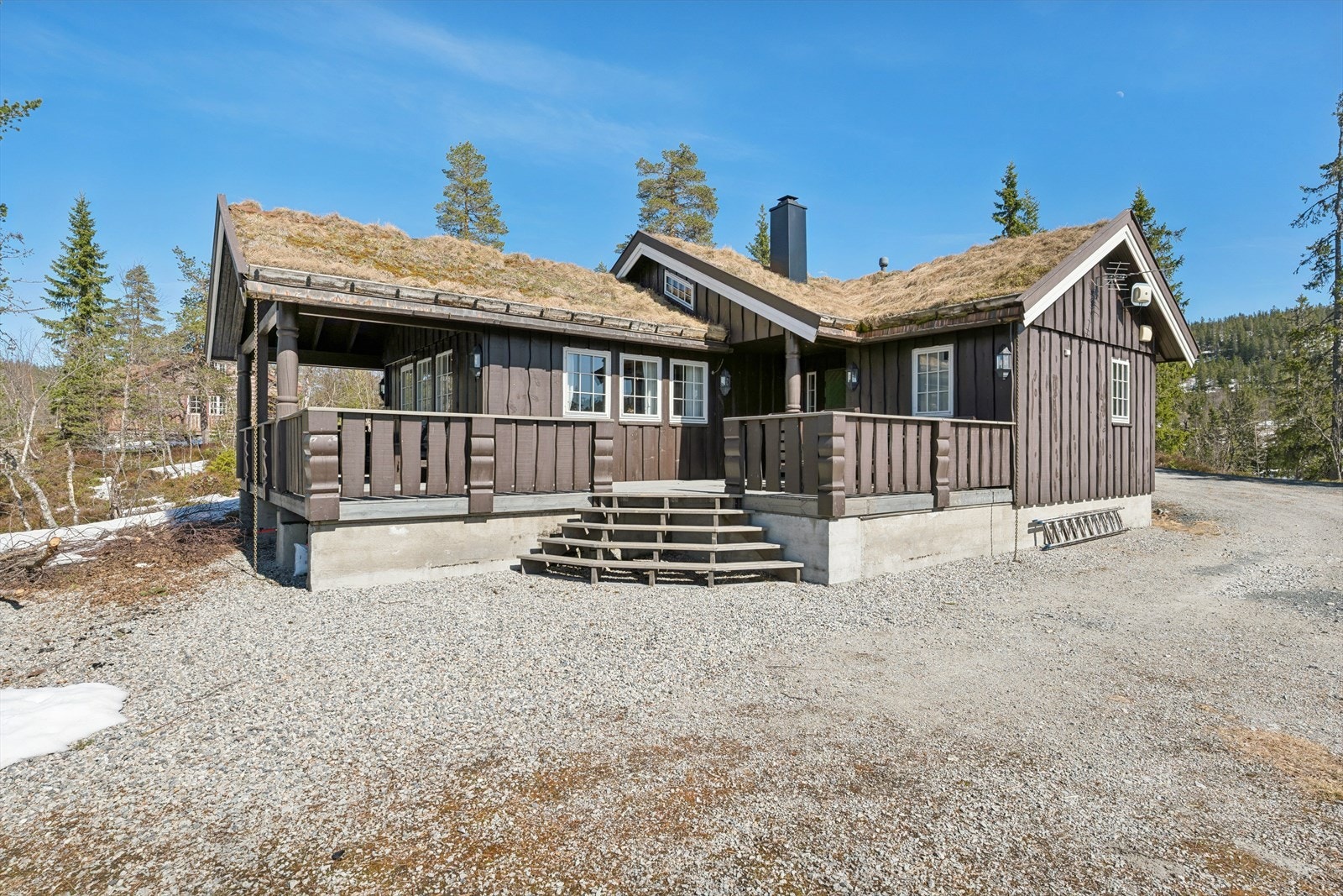Den sjarmerende hytta har et tradisjonelt uttrykk med torvtak og lune uteplasser som inviterer til hyggelige dager på fjellet året rundt. Galleribilde