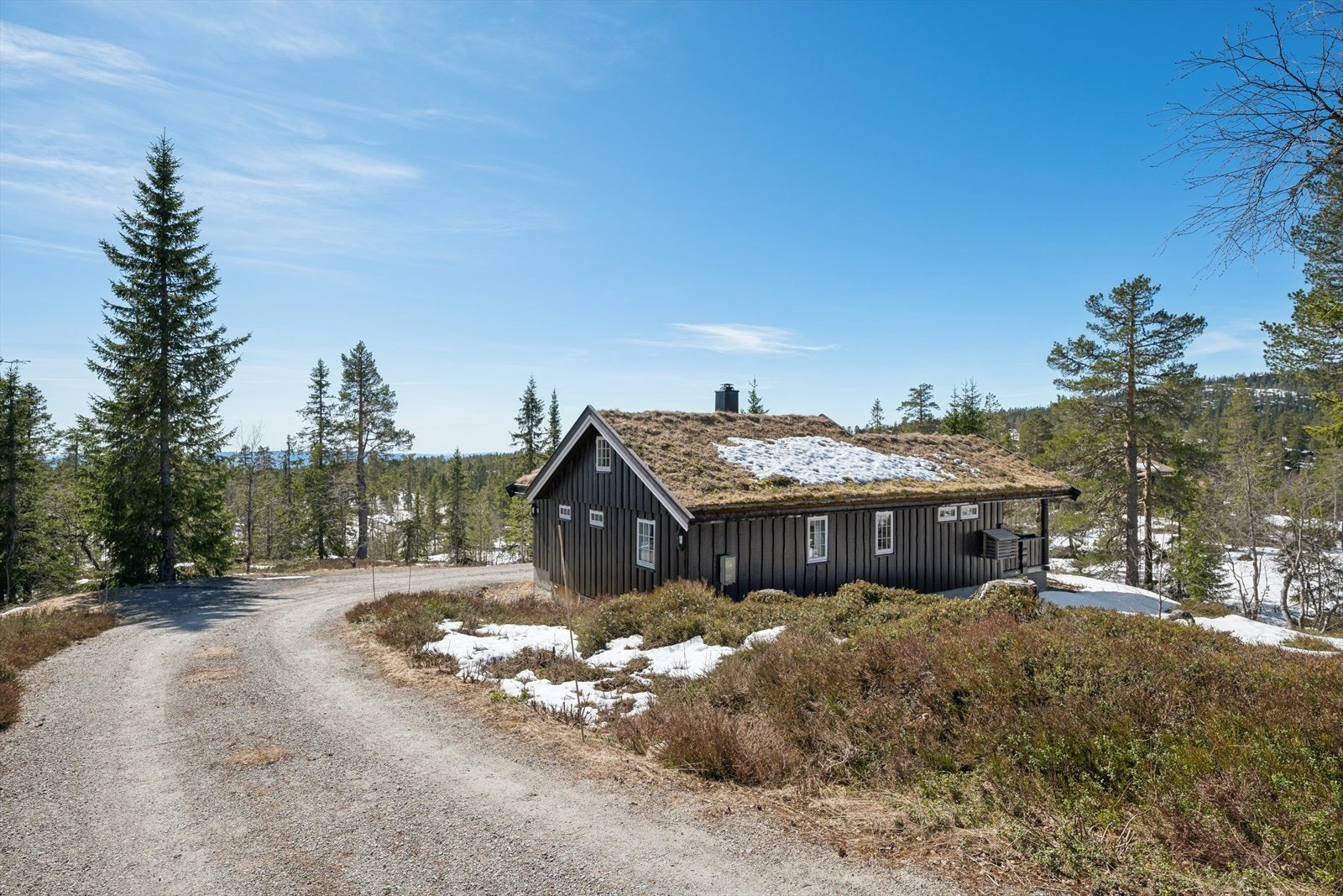 Naturtomt med gruset innkjøring og plant område med ugårdsplass. Etter avtale med grunneier blir det brøytet helt frem til hytten. Galleribilde