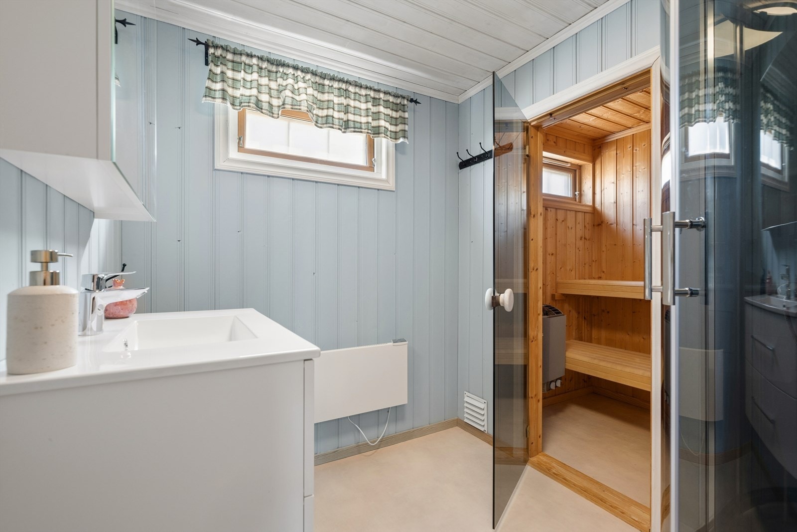 Fra badet er det direkte inngang til egen badstue. Galleribilde