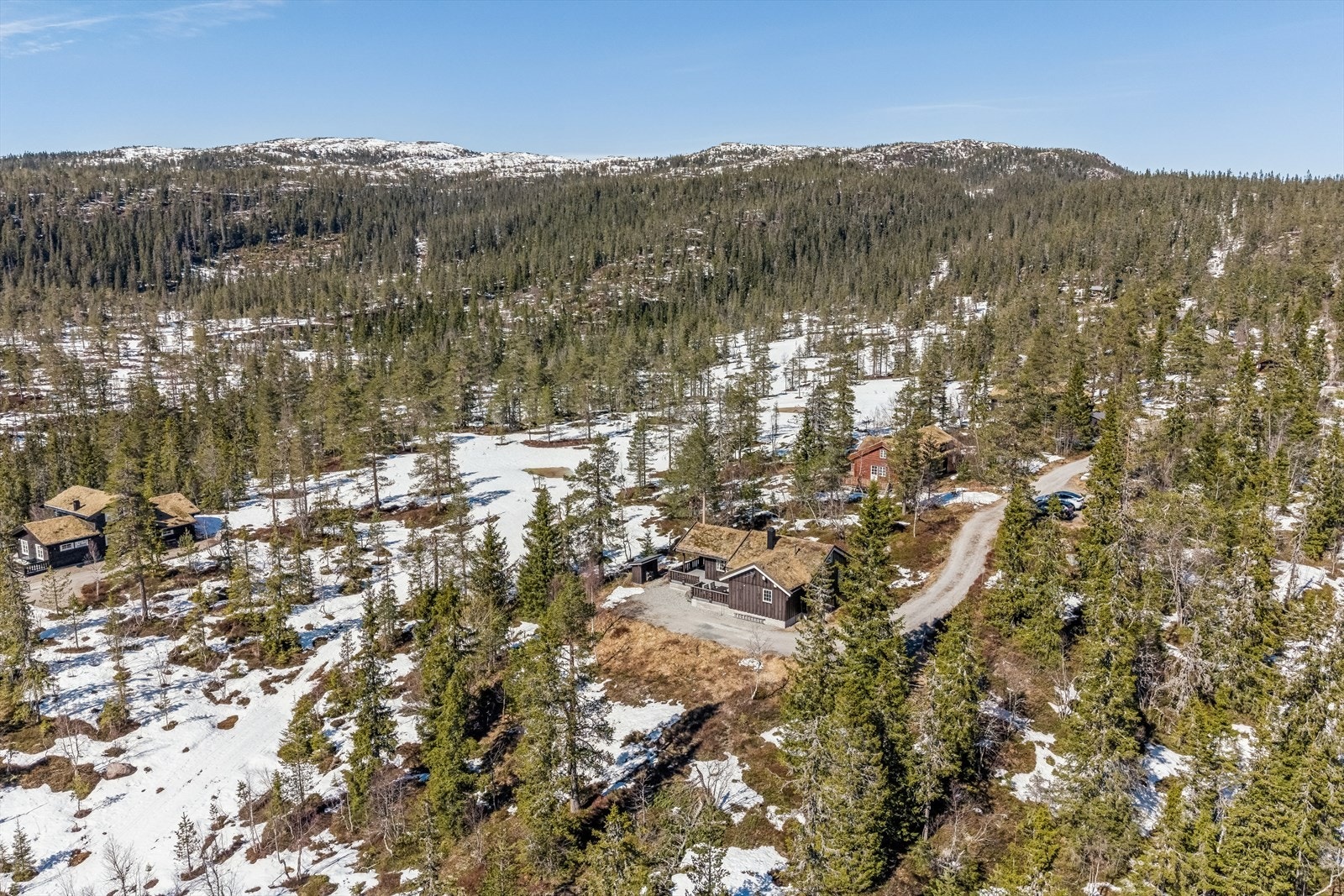 Hytta ligger fint til innerst i blindvei i hytteområde på sydsiden av Vikerfjell. Galleribilde