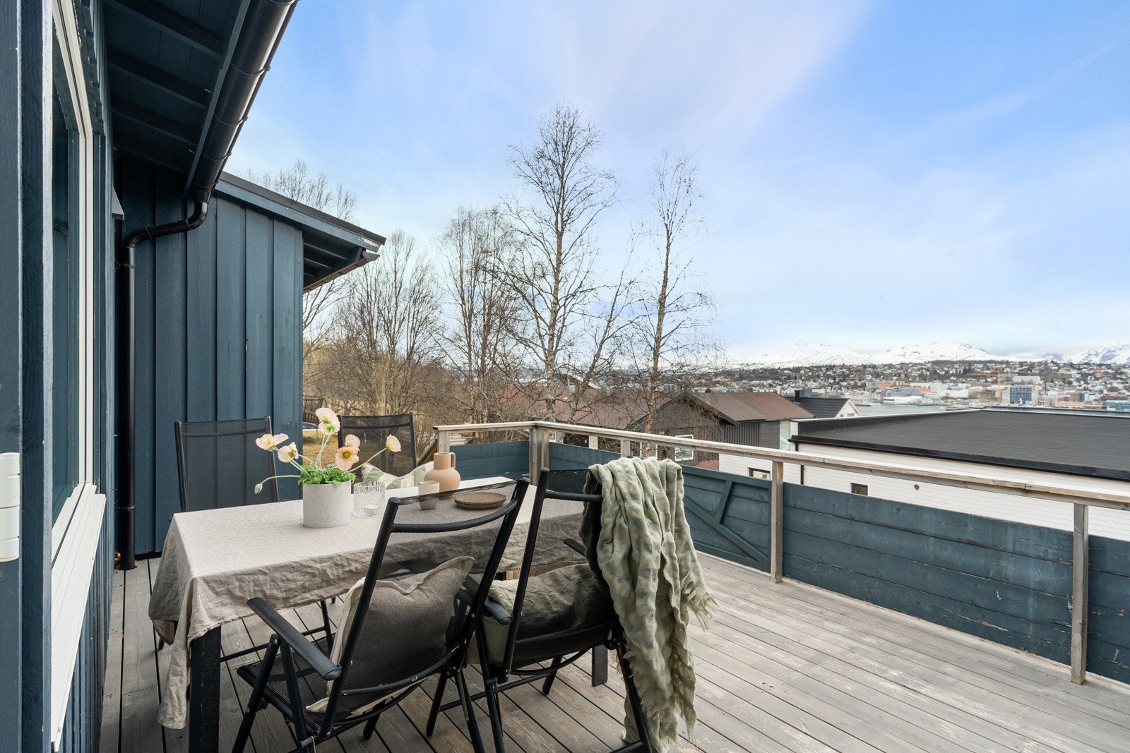 Tilbaketrukket beliggenhet i Heggåsvegen, skjermet for trafikk og støy. Galleribilde