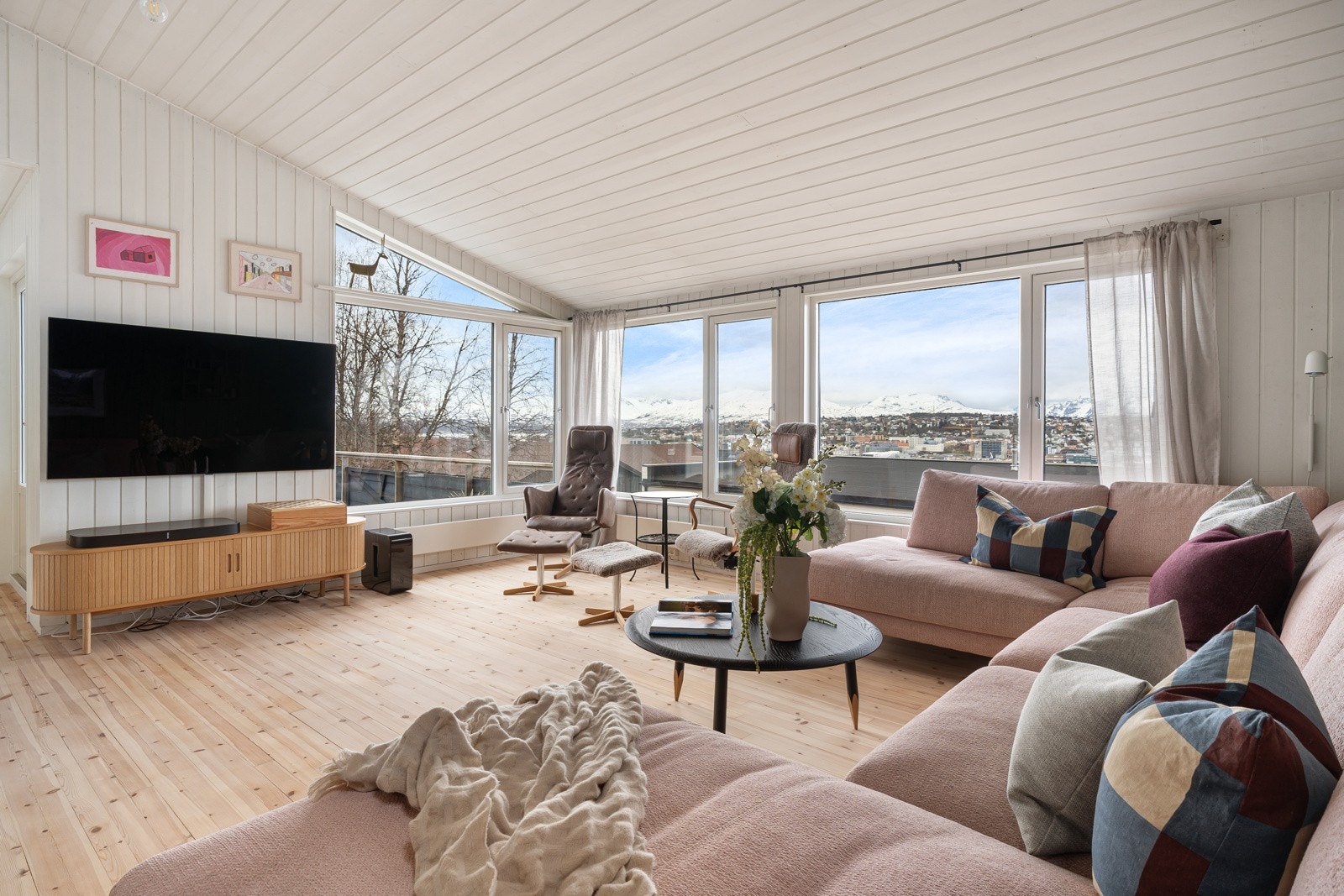 Her er det god plass for større møblement som sofagruppe og feks loungestoler. Galleribilde