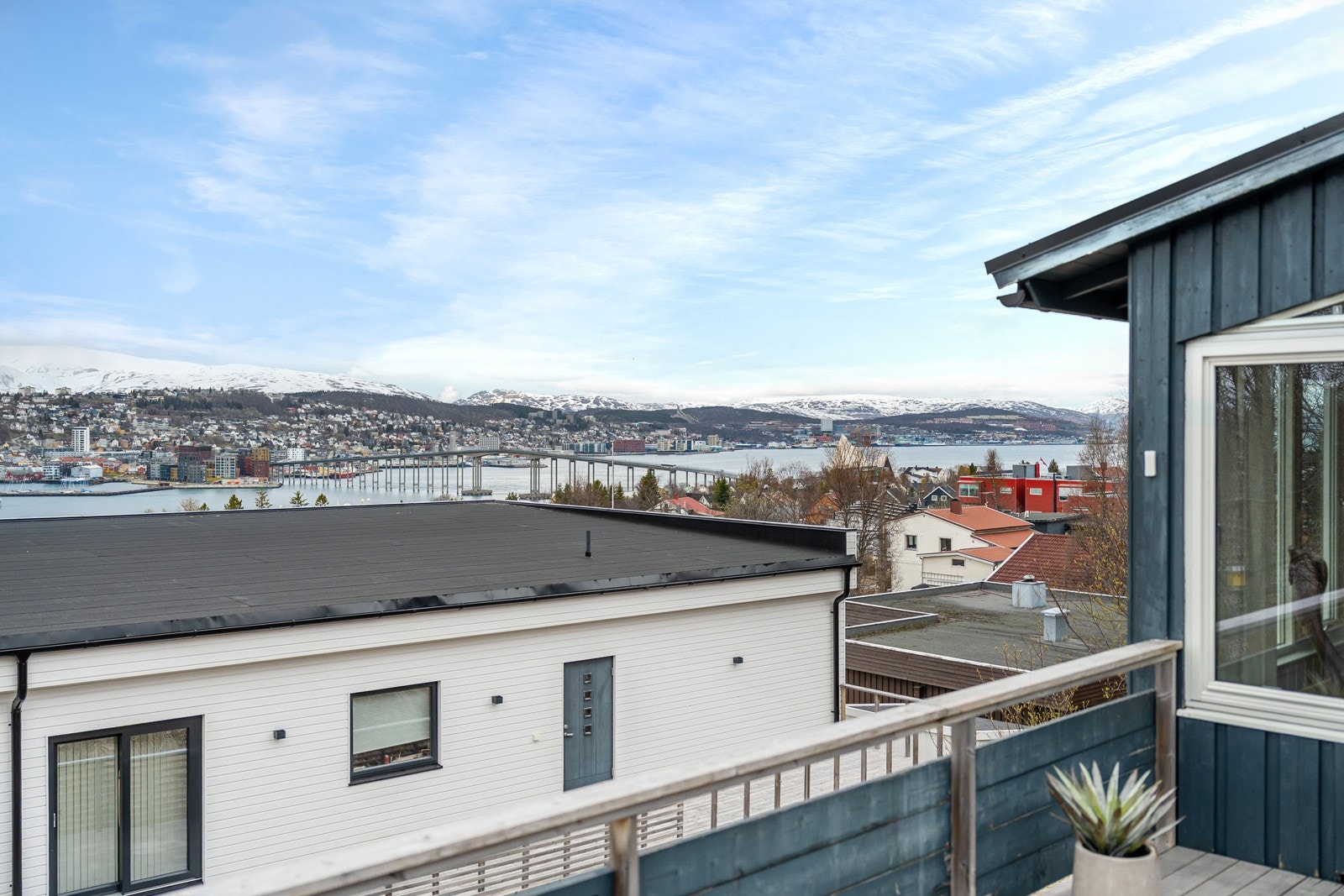 Her er det nydelig utsikt fra nord til sør, og strålende solforhold fra tidlig på dagen til seint på kveld. Galleribilde