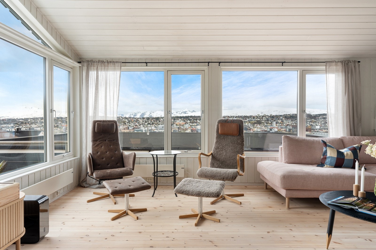 Store vindusflater slipper inn rikelige mengder med naturlig lys i rommet. Galleribilde