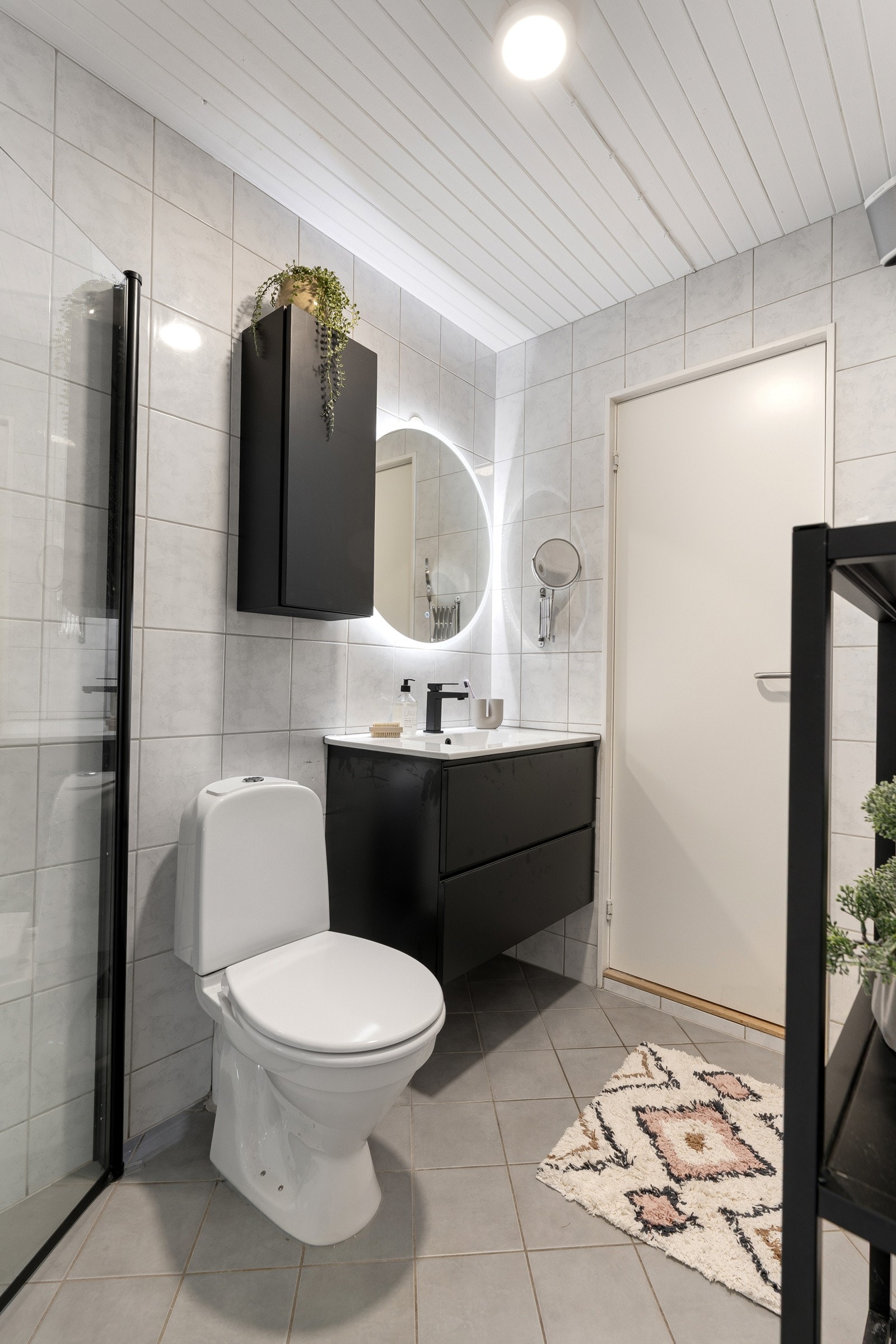 Baderomsinnredning av nyere dato og speil med belysning. Galleribilde