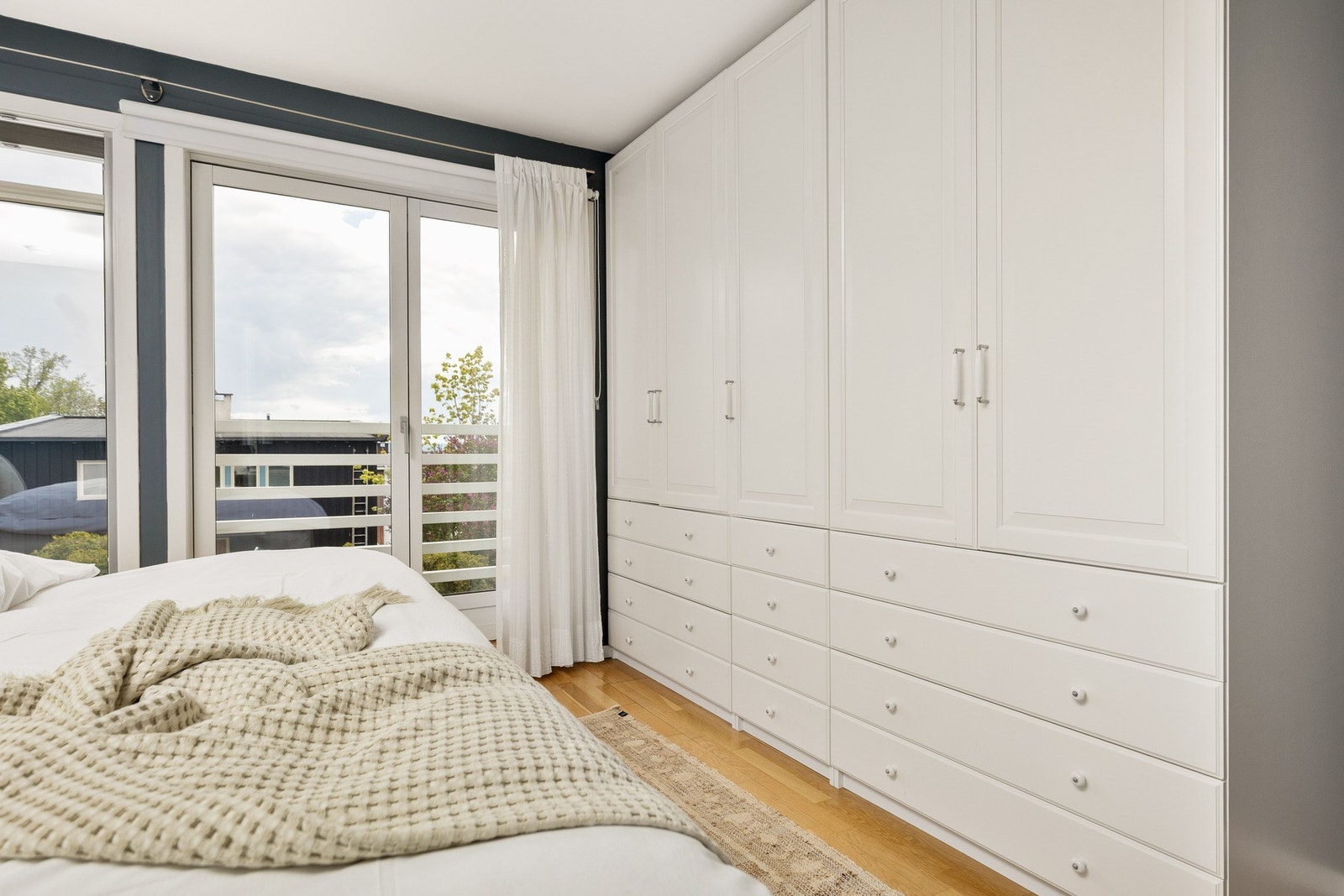 Stor garderobe på hovedsoverom Galleribilde