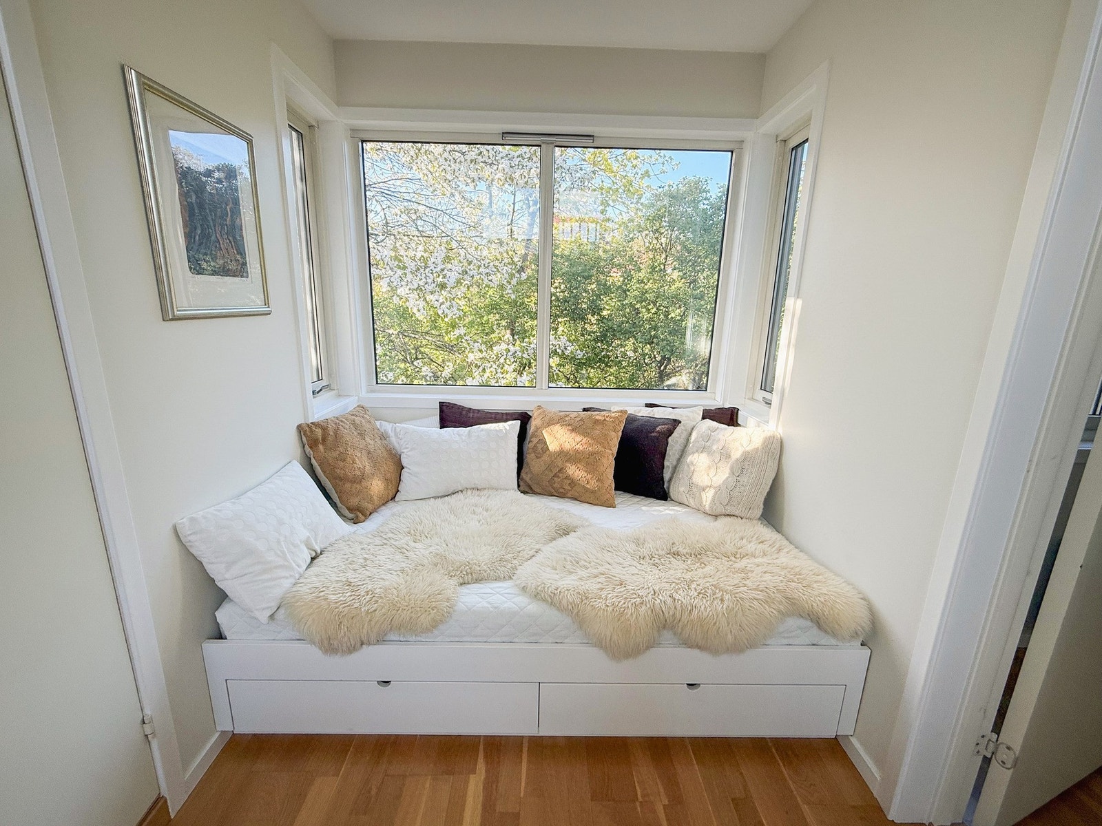 Koselig daybed hvor man kan trekke seg tilbake Galleribilde