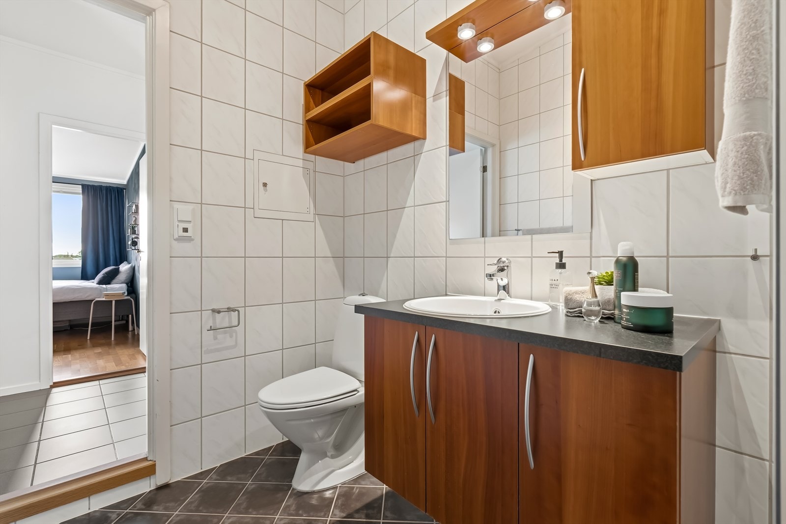 Badet har flislagte vegger og gulv med elektriske varmekabler i gulvet. Galleribilde