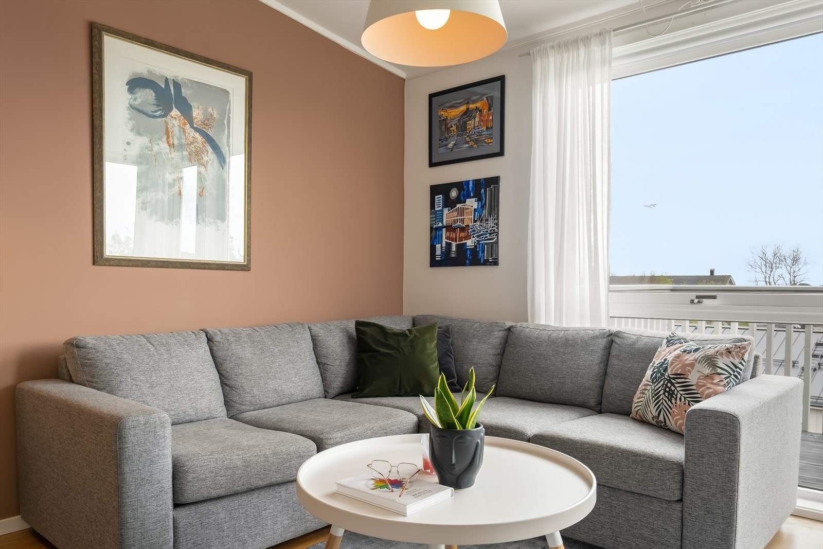 Det gjøres oppmerksom på at hvit lampe over kaffebordet i stuen ikke medfølger salget. Galleribilde