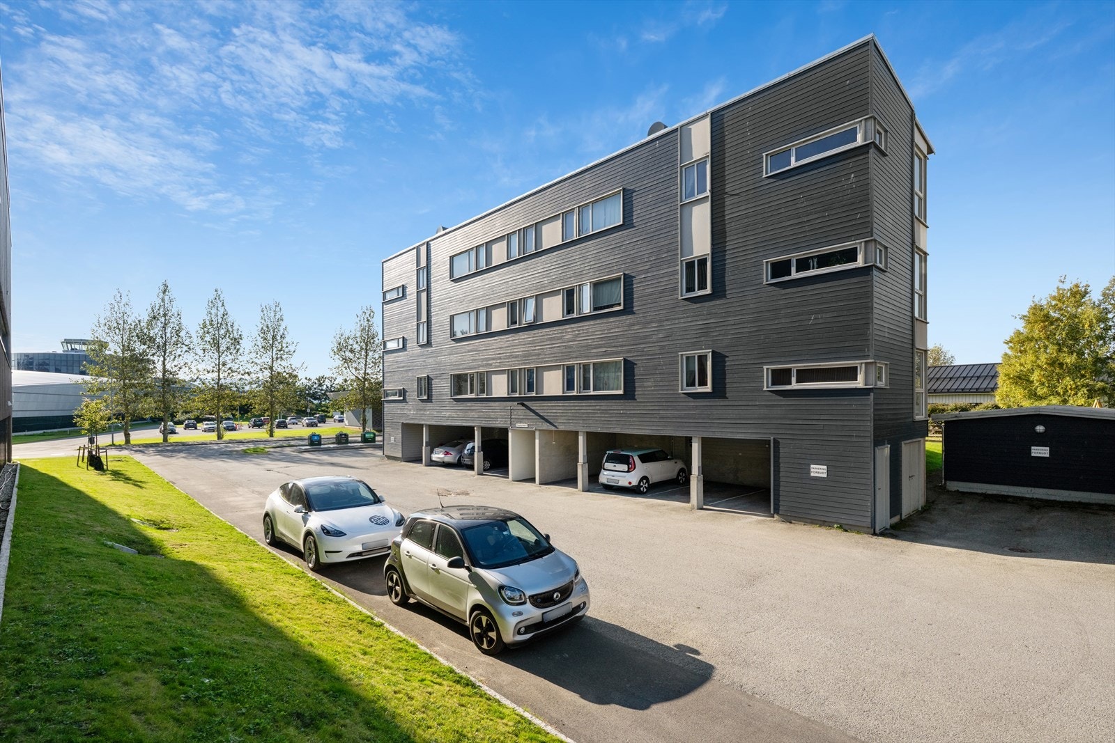 Leiligheten har egen parkeringsplass i carport merket med nr. 303. Galleribilde