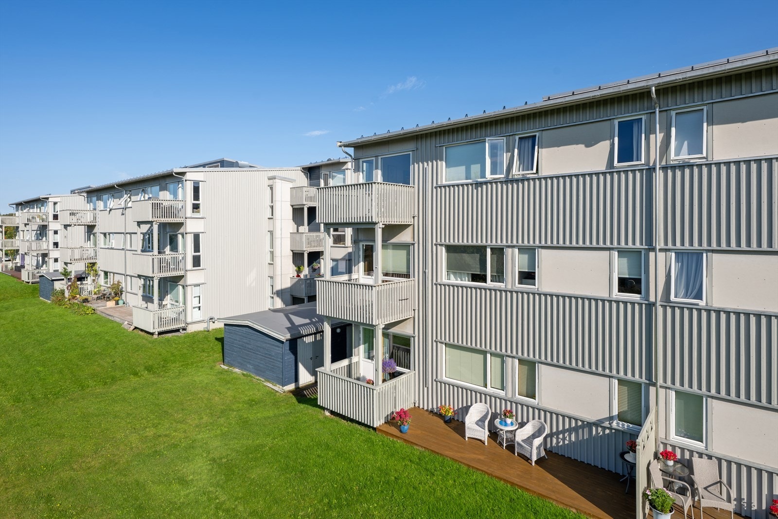 Innenfor en gangavstand på 10 minutter finner du City nord med over 100 ulike forretninger, Bodø storsenter og Trekanten kjøpesenter. Galleribilde