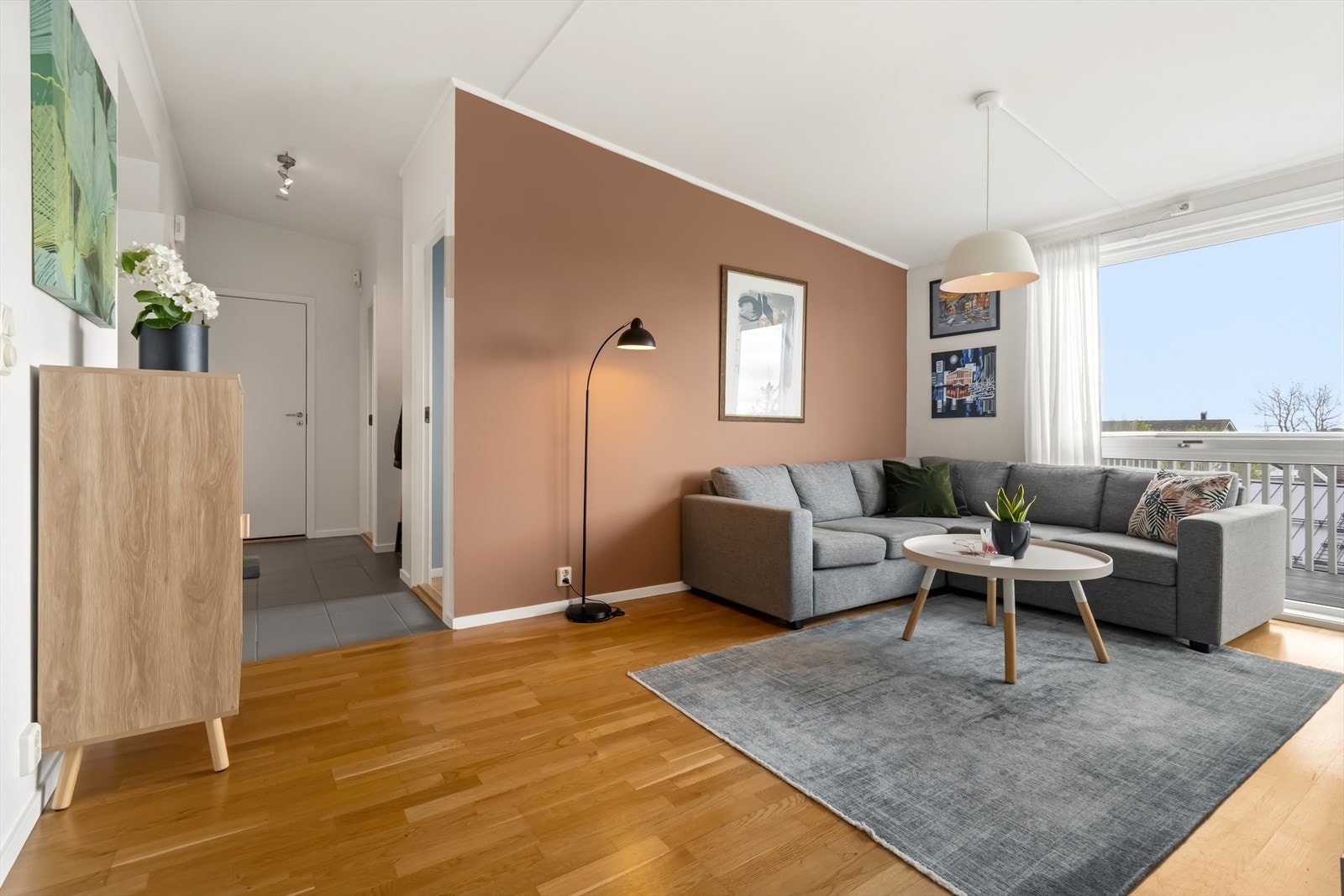 Stuen fremstår som lys og romslig med god takhøyde og store vindusflater som slipper inn rikelig med naturlig lys og skaper en luftig og innbydende atmosfære. Galleribilde