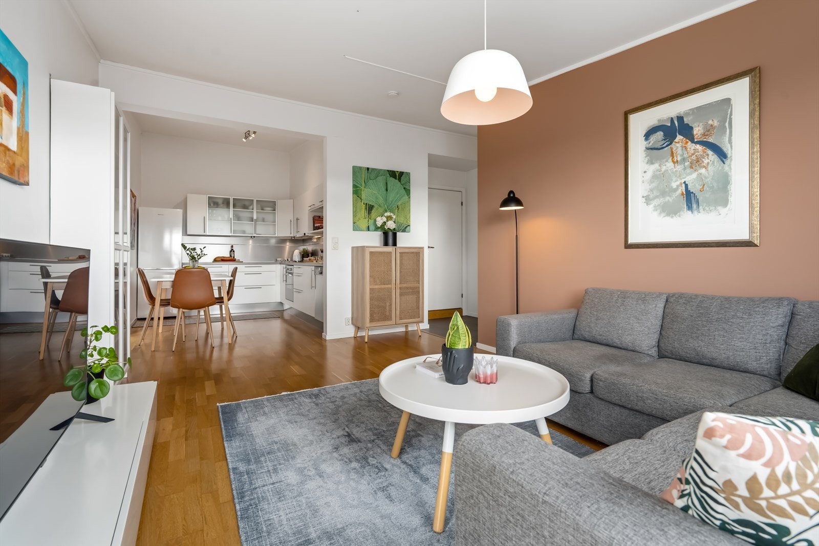 Stuen og kjøkkenet ligger i åpen løsning mot hverandre. Galleribilde