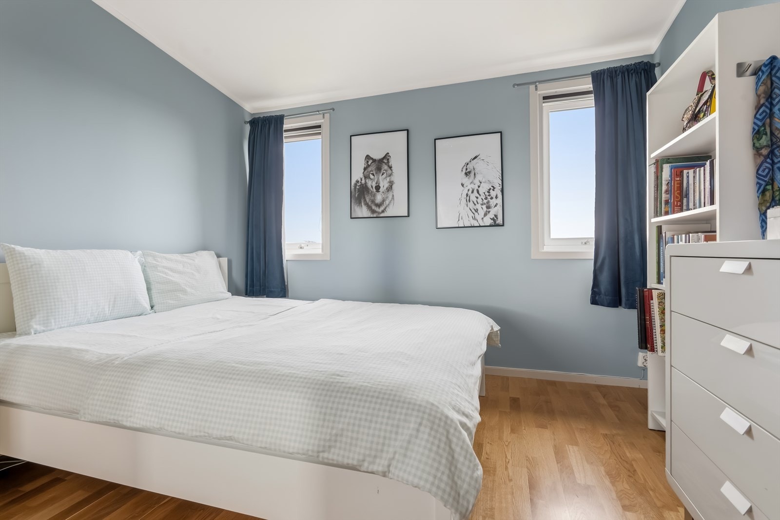 Hovedsoverommet er innredet med dobbeltseng, nattbord, kommode og skyvedørsgarderobe. Galleribilde
