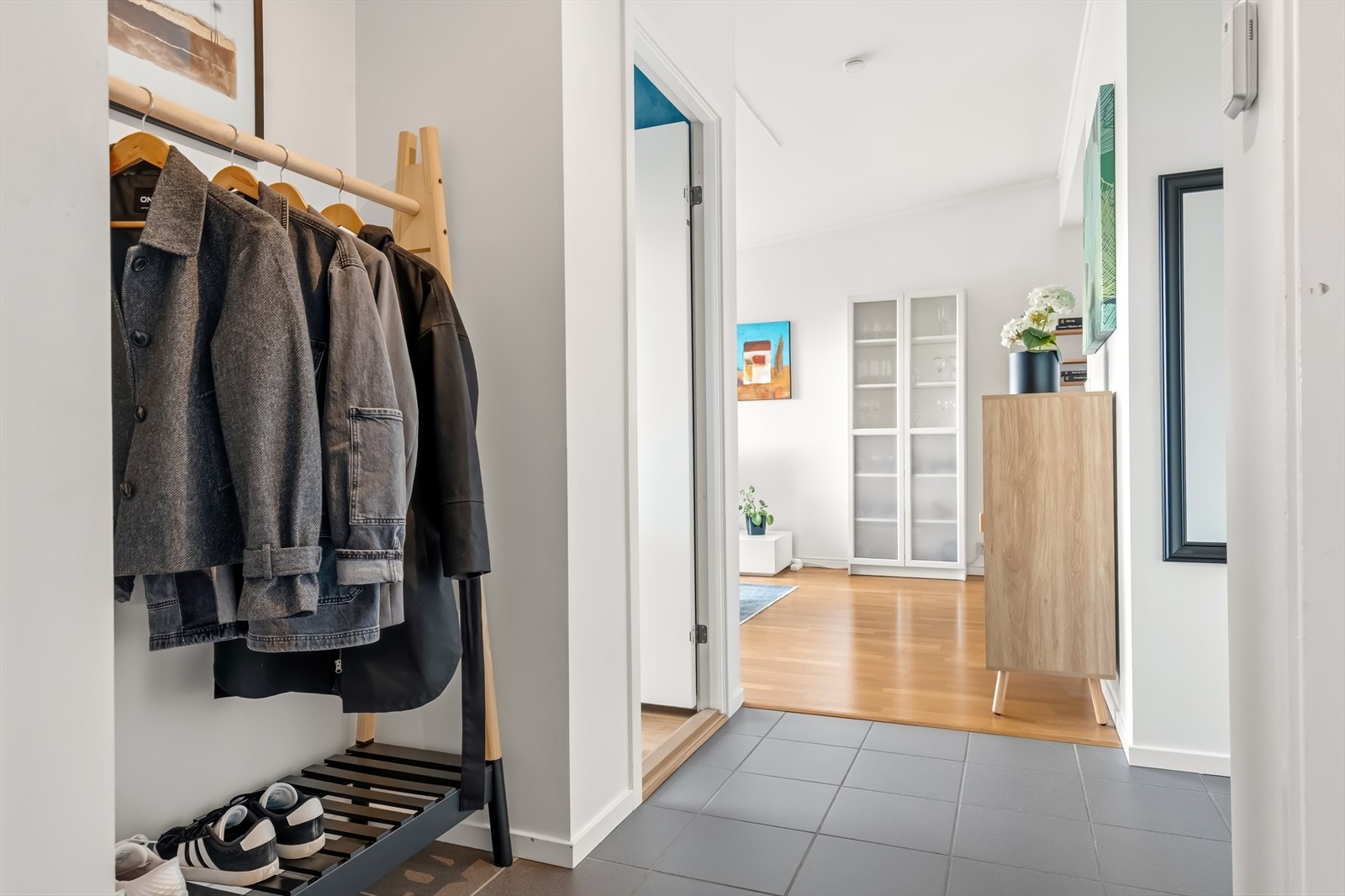 Her ønskes man velkommen inn i en lys og praktisk entré. Galleribilde