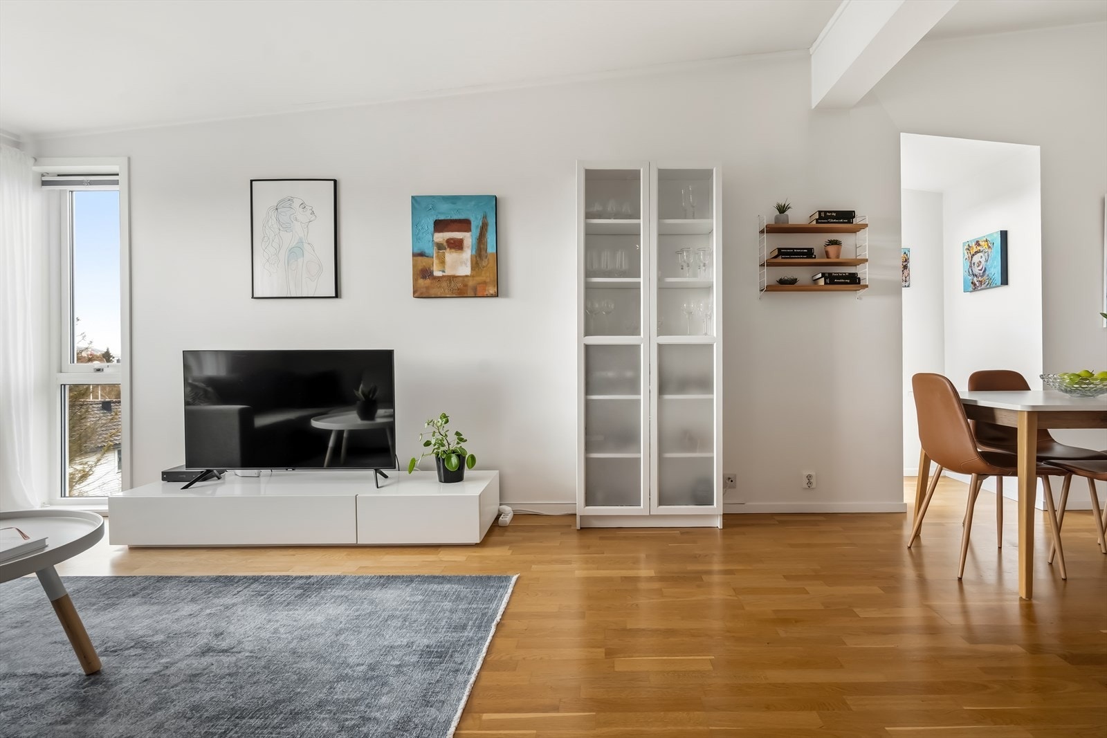 Rommet har god takhøyde. Galleribilde