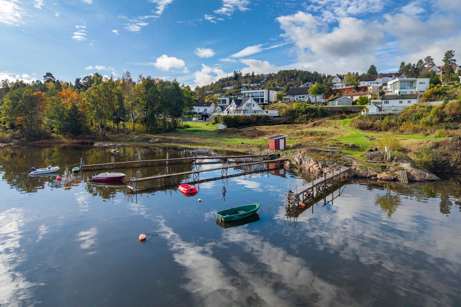 Strandområde og brygge. Galleribilde
